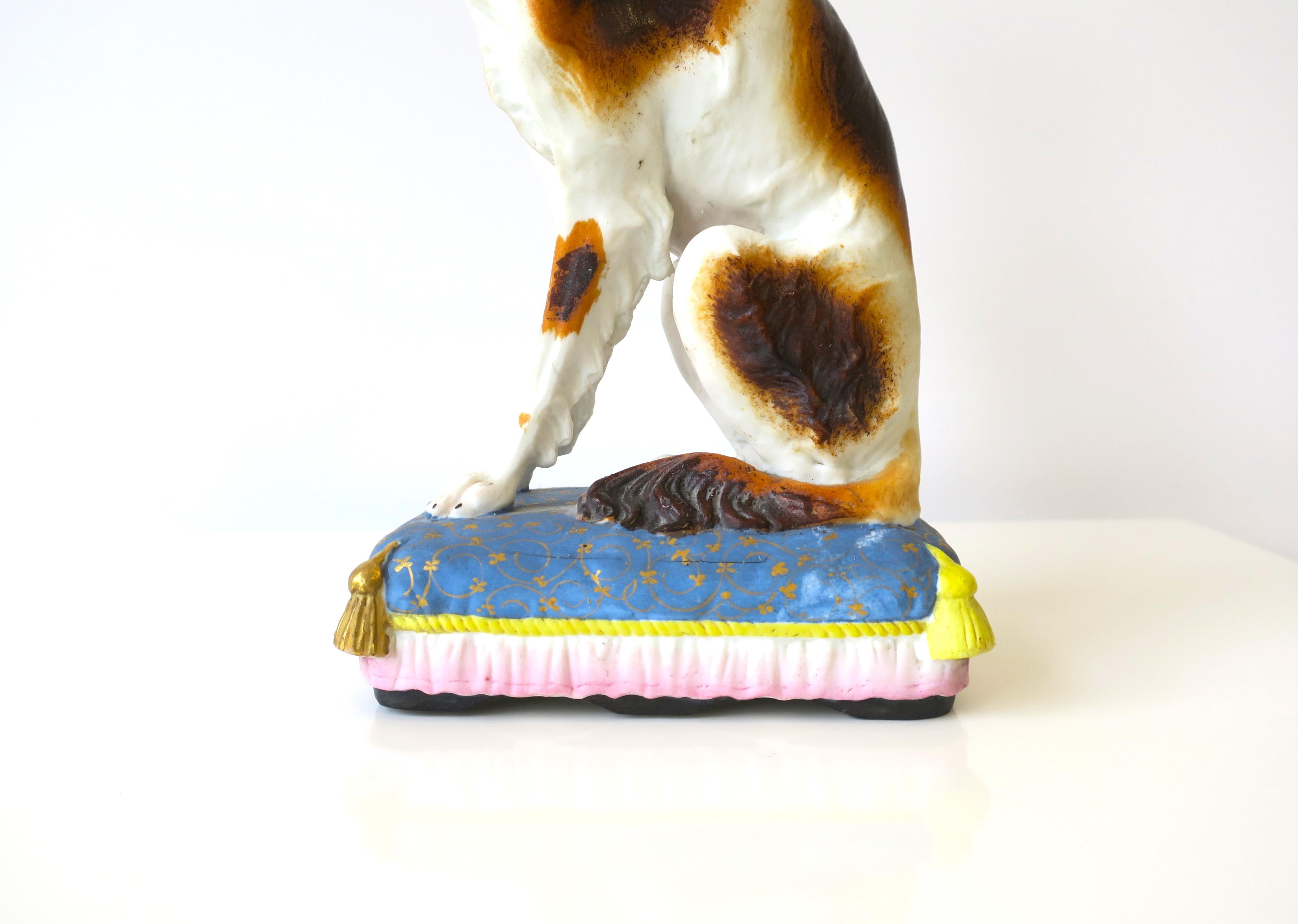 Porzellanhund auf Kissen mit Quasten Dekoratives Objekt, um die Mitte des 20. Jahrhunderts im Angebot 4