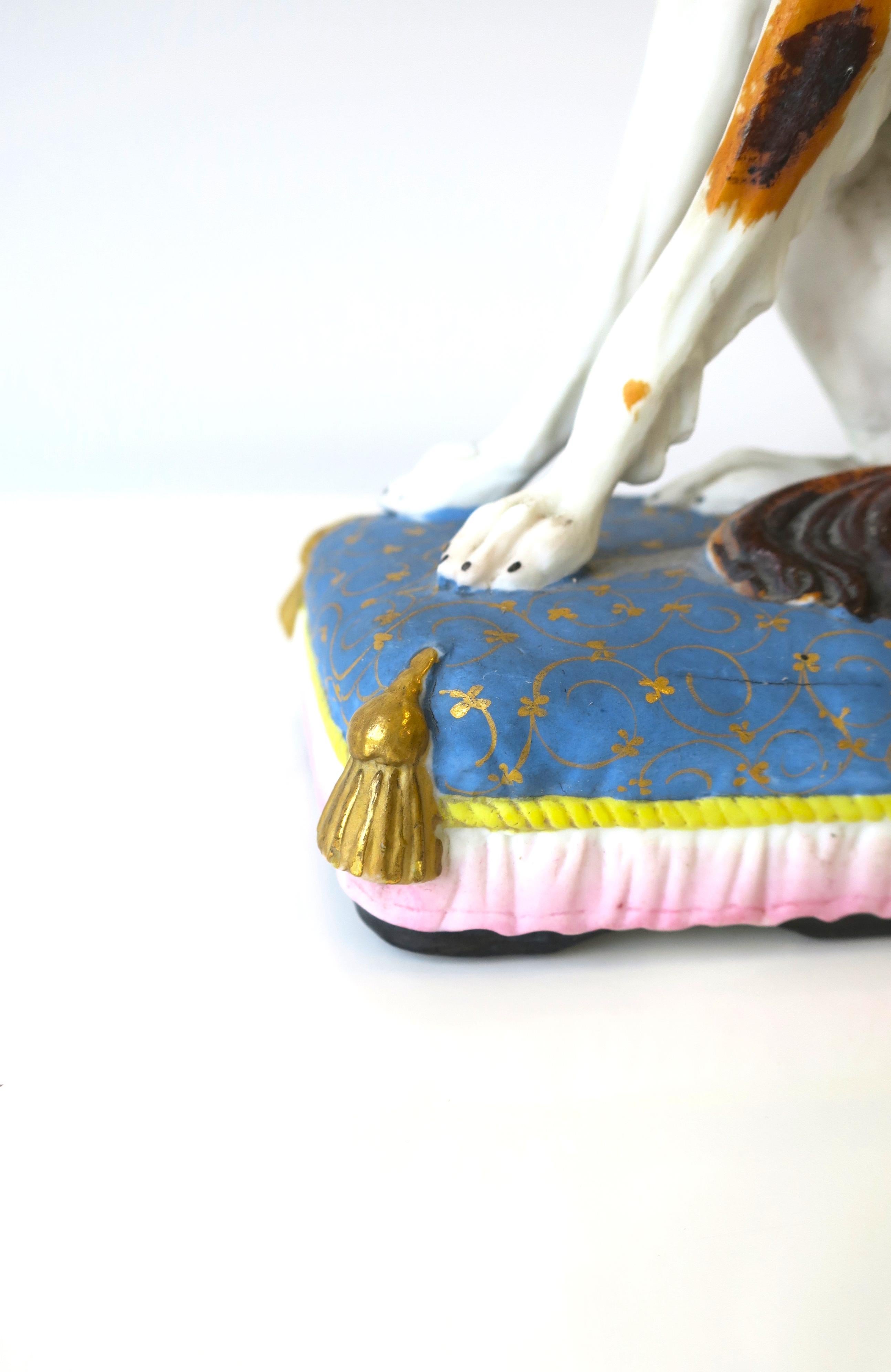 Porzellanhund auf Kissen mit Quasten Dekoratives Objekt, um die Mitte des 20. Jahrhunderts im Angebot 5