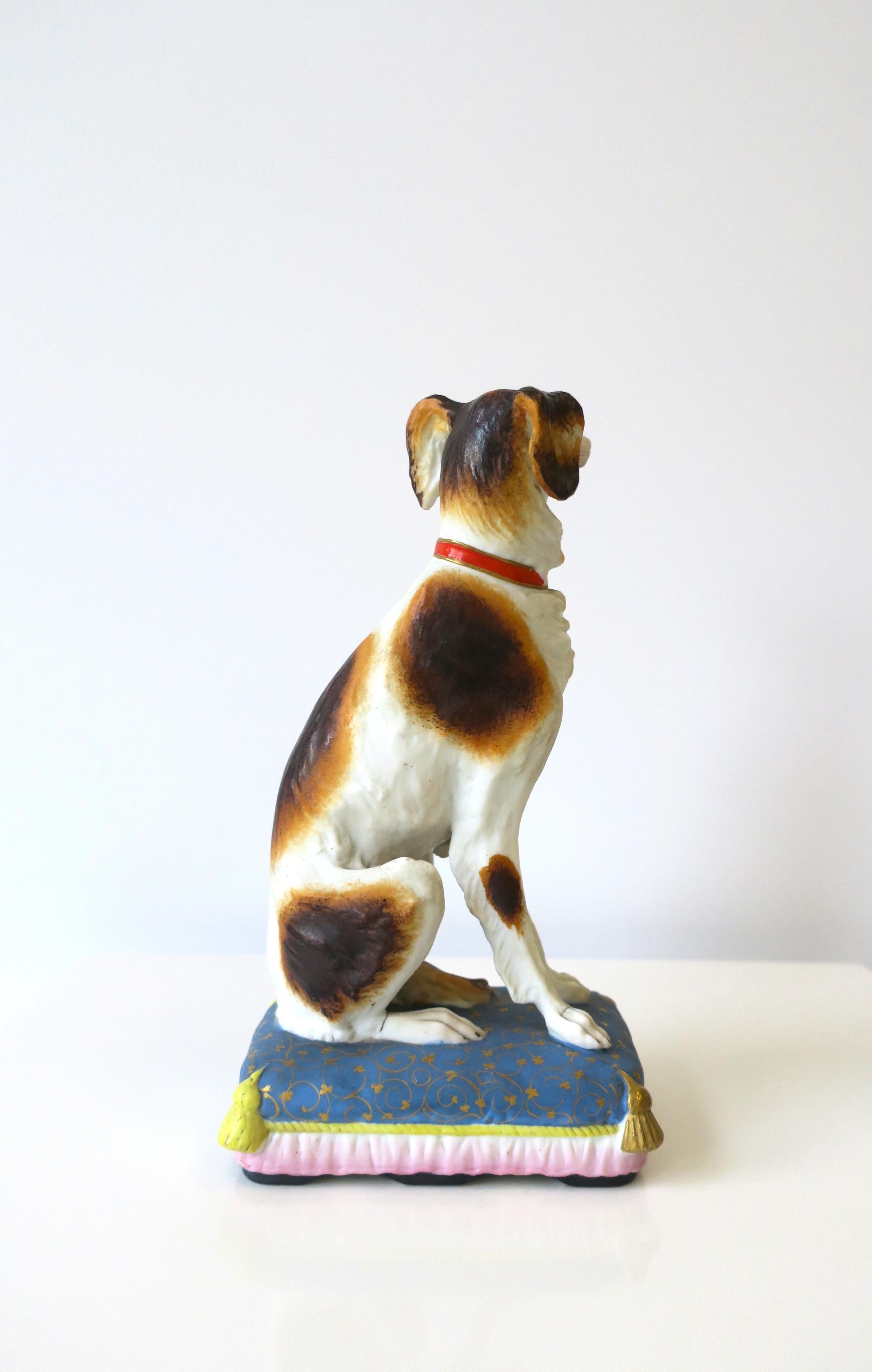 Perro de porcelana sobre almohada con borlas Objeto decorativo, hacia mediados del siglo XX en venta 3