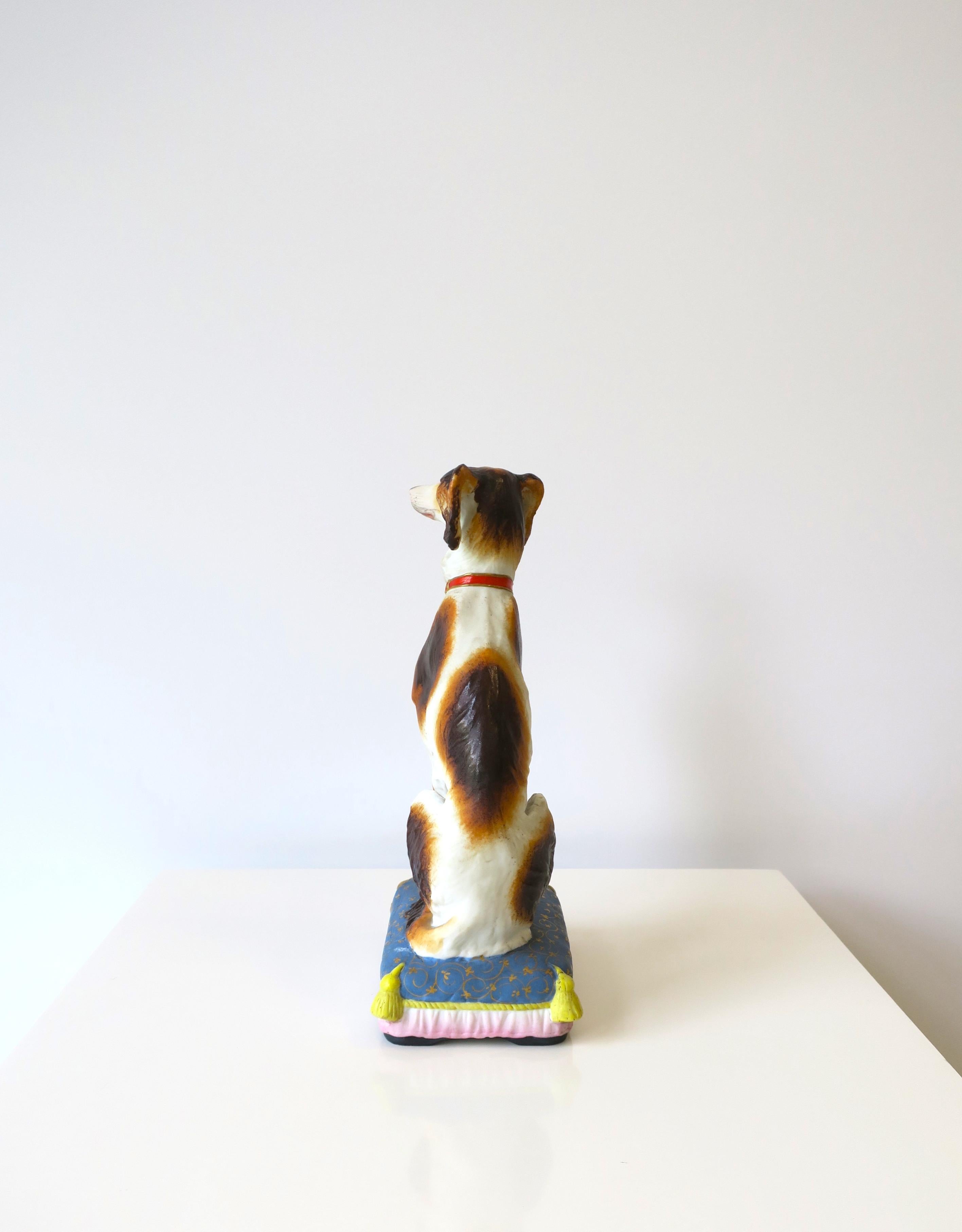 Porzellanhund auf Kissen mit Quasten Dekoratives Objekt, um die Mitte des 20. Jahrhunderts im Angebot 2