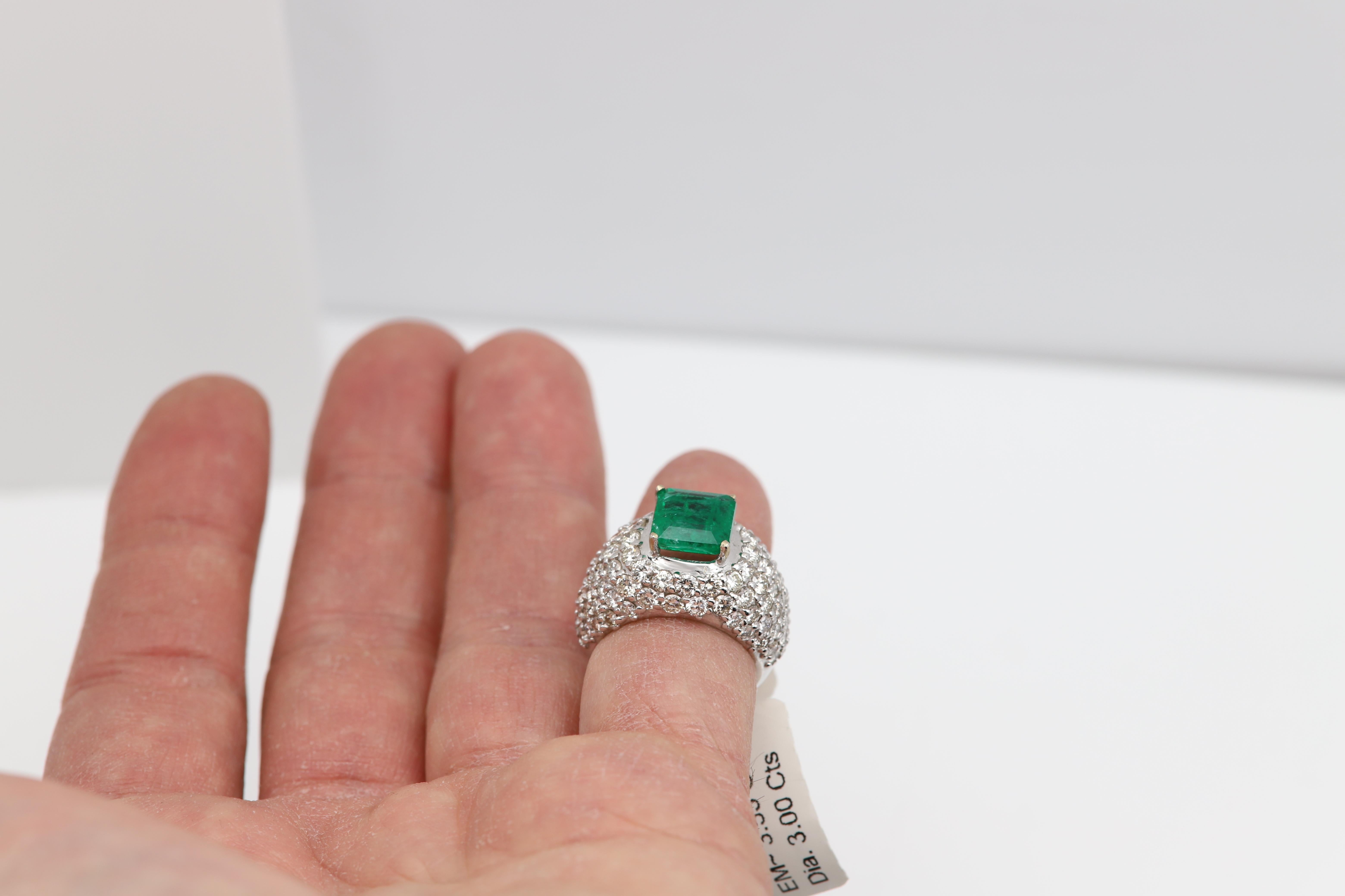 Bague fantaisie forme carrée en or blanc 18 carats avec diamants naturels en vente 7
