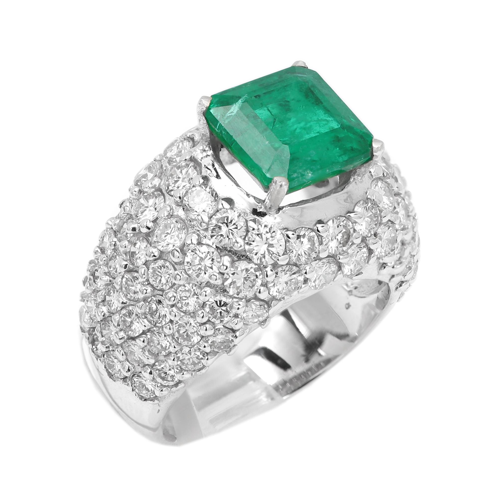 Quadratischer Smaragdring mit natürlichen Diamanten aus 18 Karat Weißgold im Angebot 9