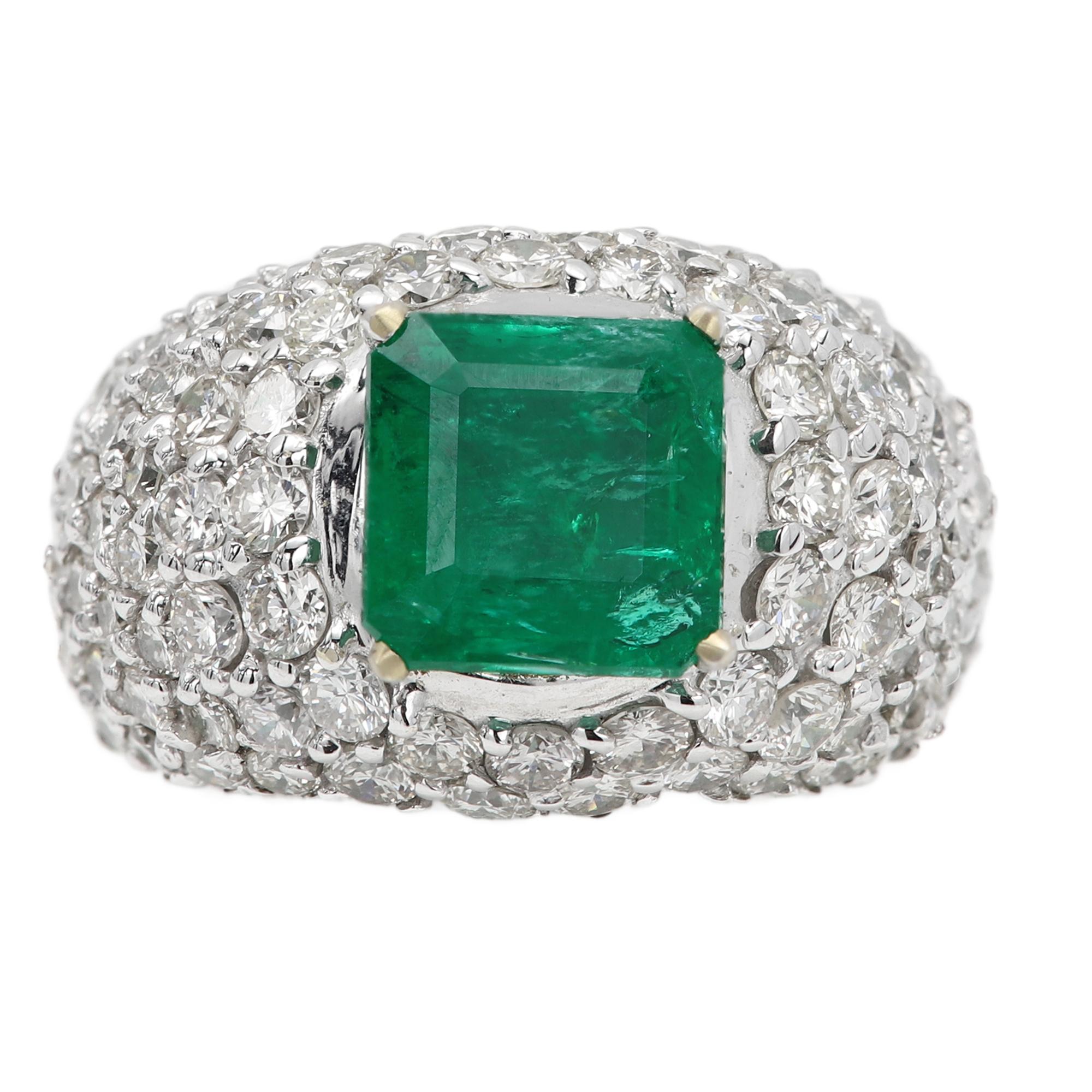 Quadratischer Smaragdring mit natürlichen Diamanten aus 18 Karat Weißgold im Angebot 10