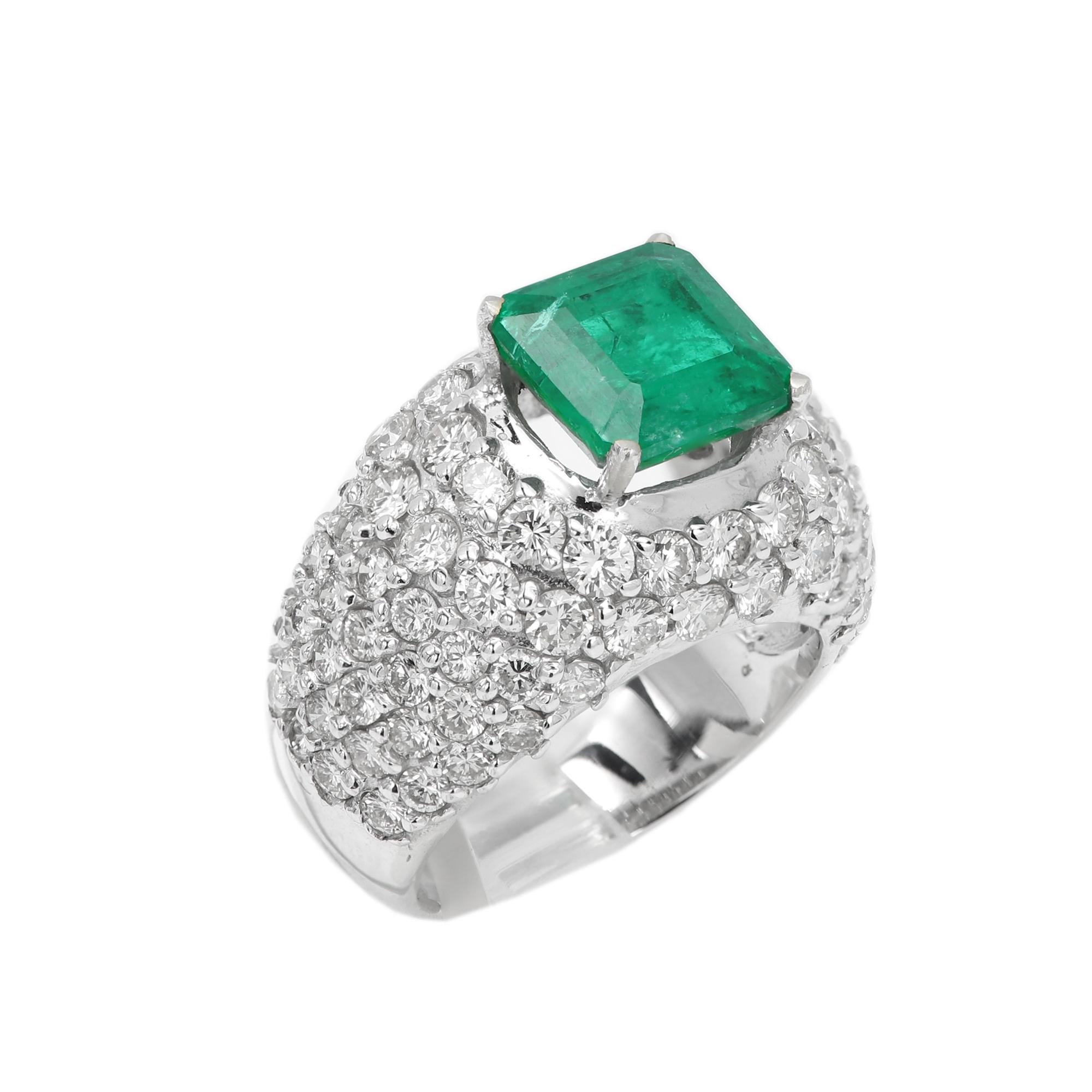 Taille carrée Bague fantaisie forme carrée en or blanc 18 carats avec diamants naturels en vente