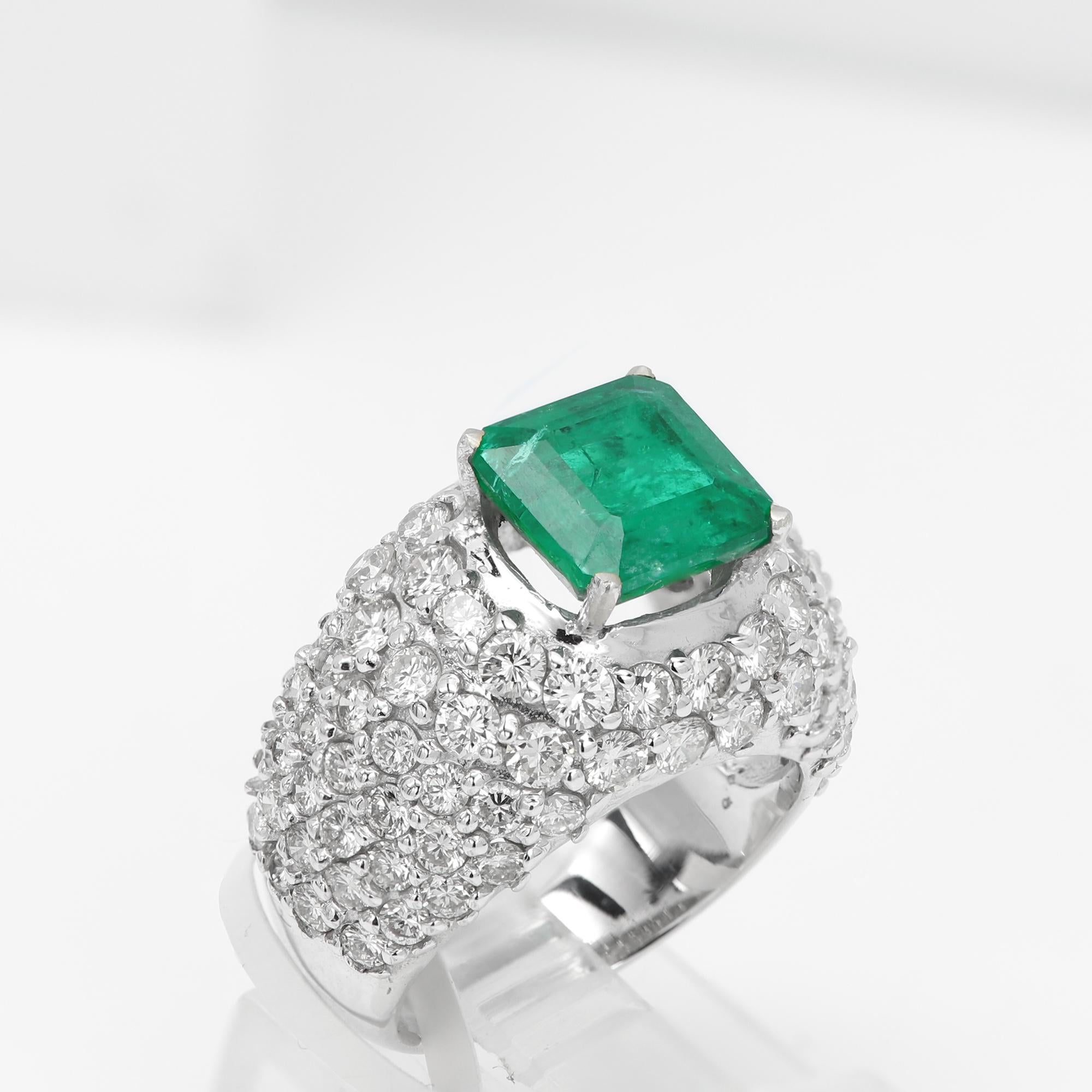 Bague fantaisie forme carrée en or blanc 18 carats avec diamants naturels en vente 1