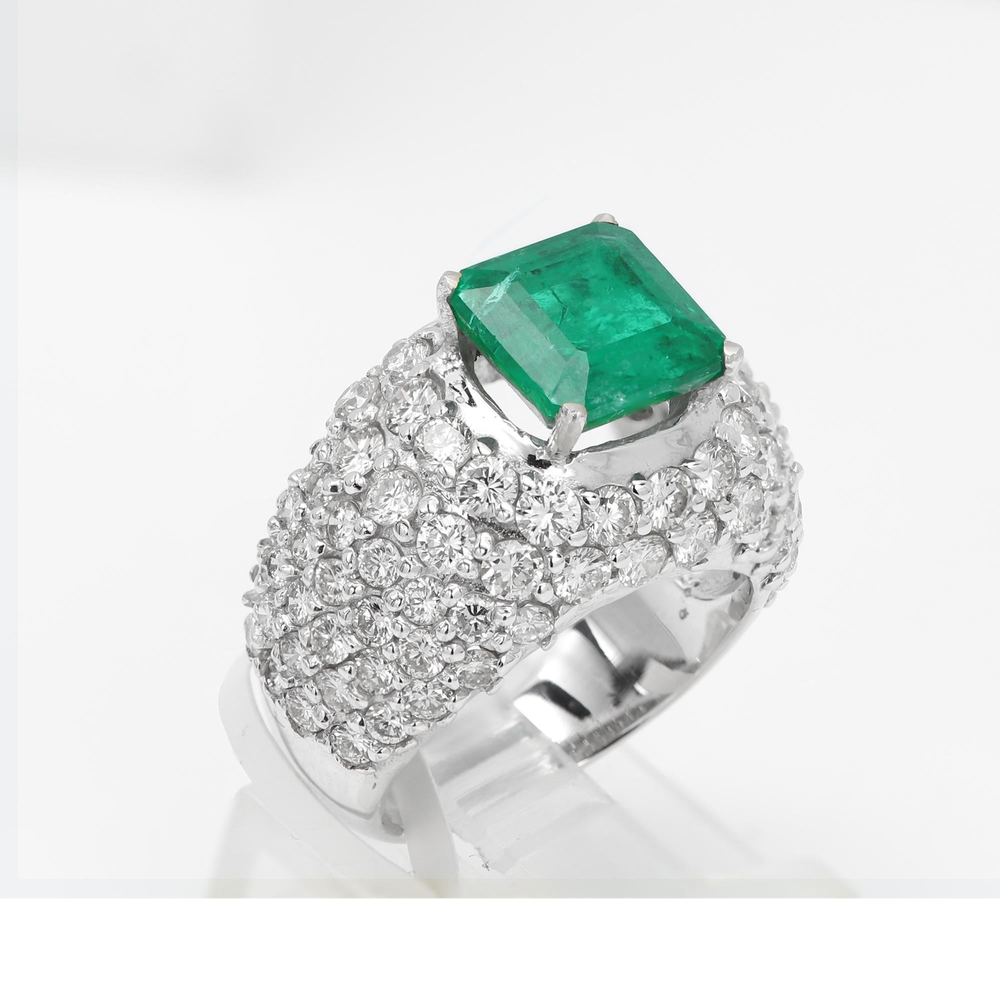 Bague fantaisie forme carrée en or blanc 18 carats avec diamants naturels en vente 2