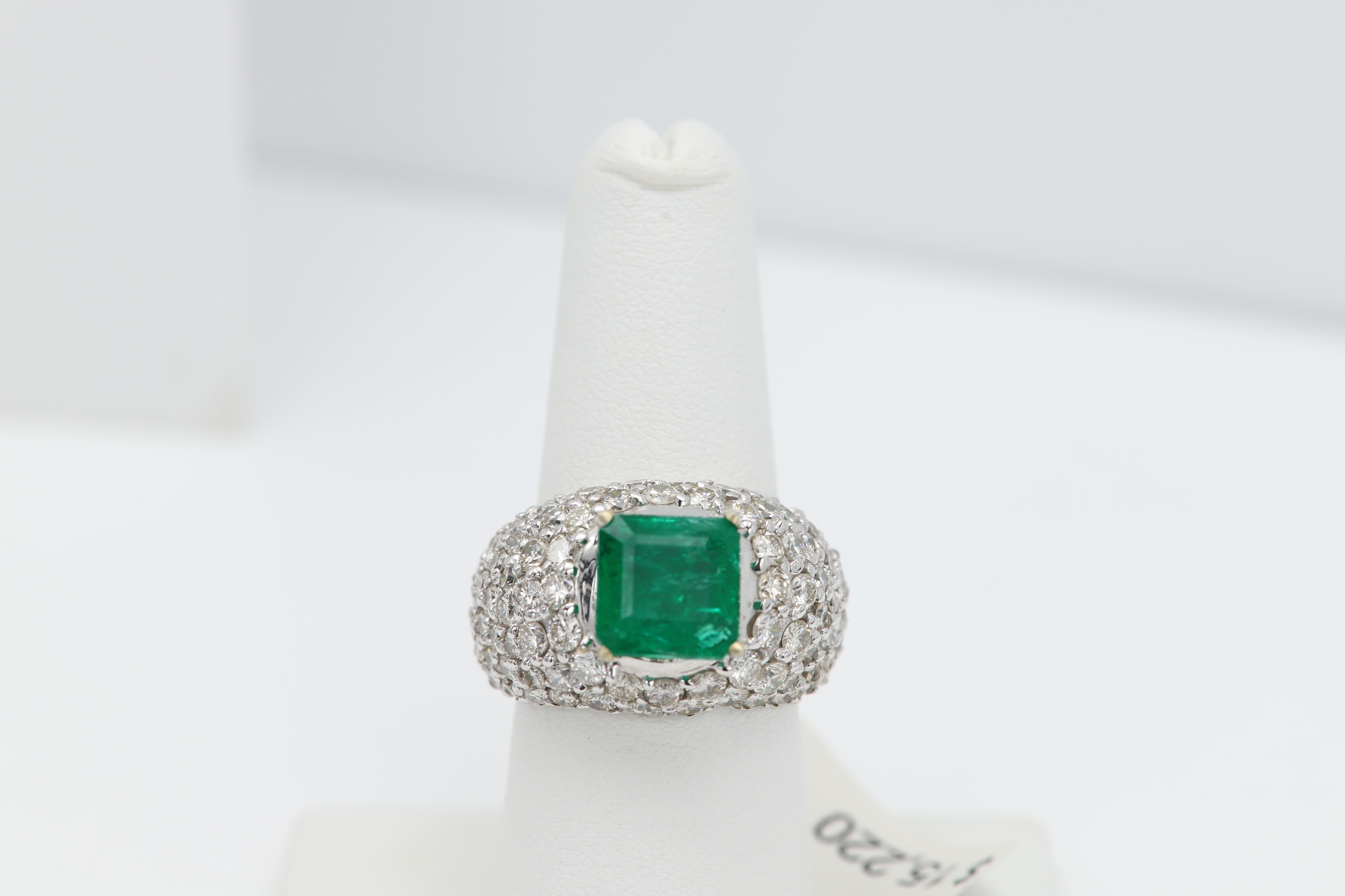 Bague fantaisie forme carrée en or blanc 18 carats avec diamants naturels en vente 3