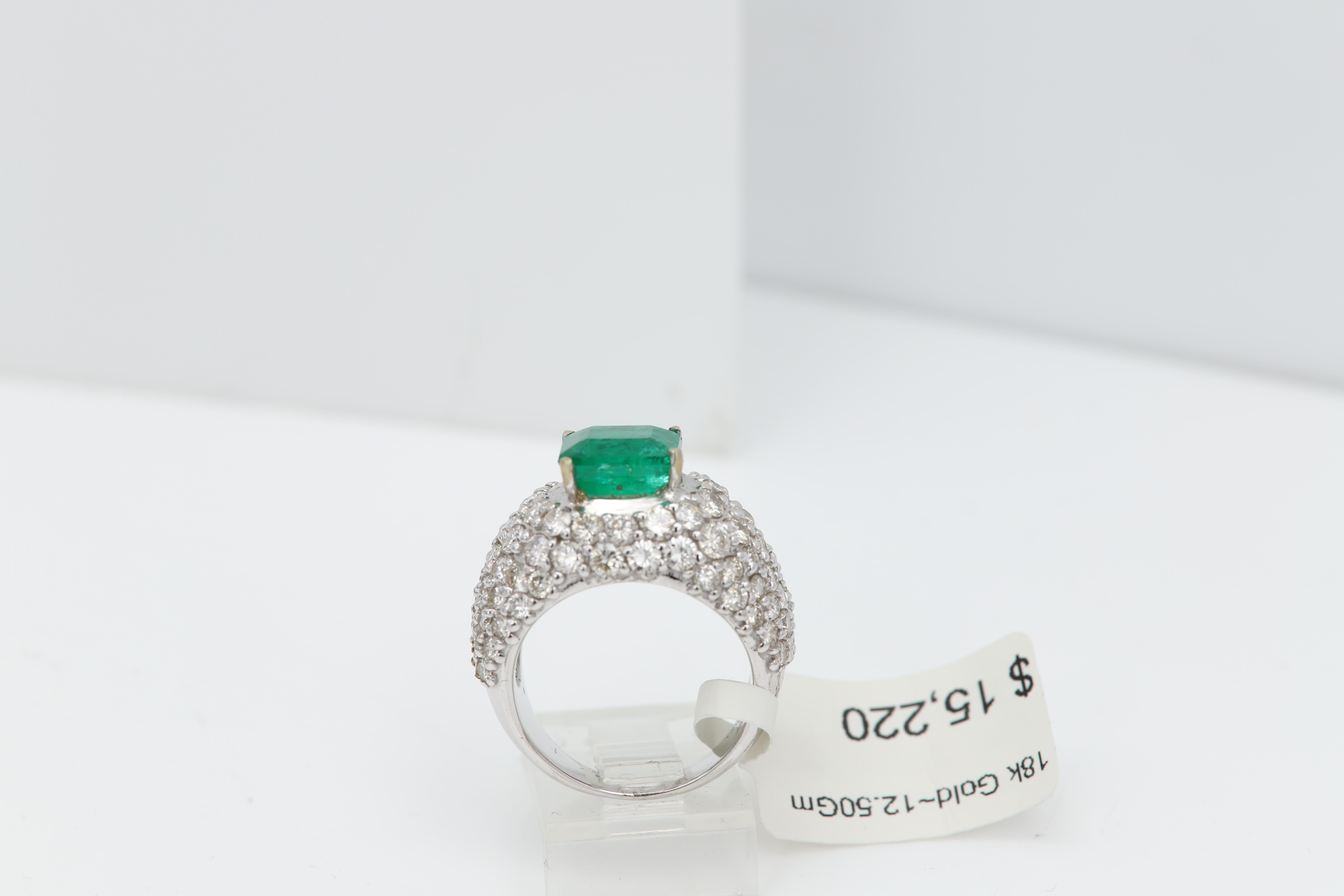 Bague fantaisie forme carrée en or blanc 18 carats avec diamants naturels en vente 4