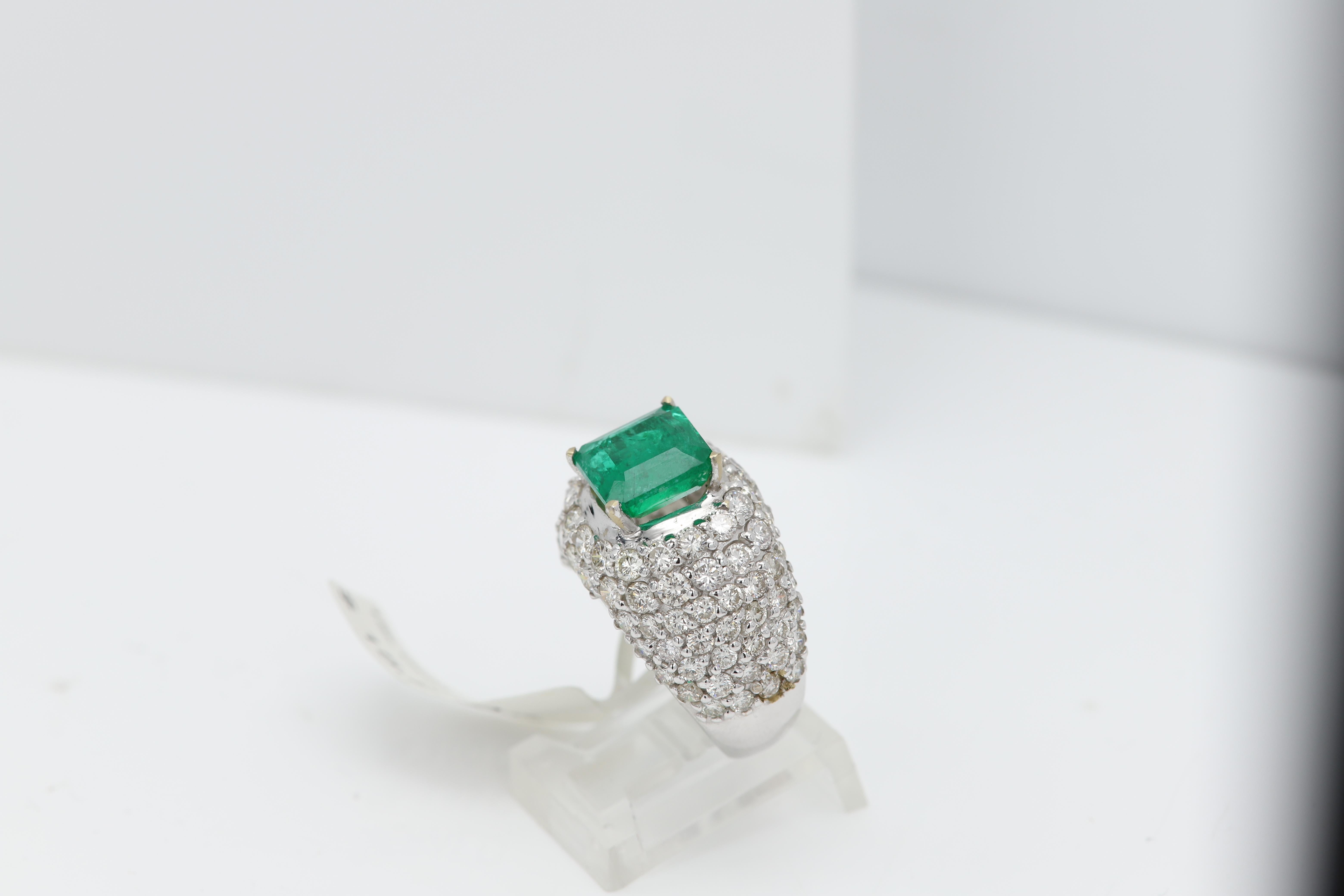 Bague fantaisie forme carrée en or blanc 18 carats avec diamants naturels en vente 5