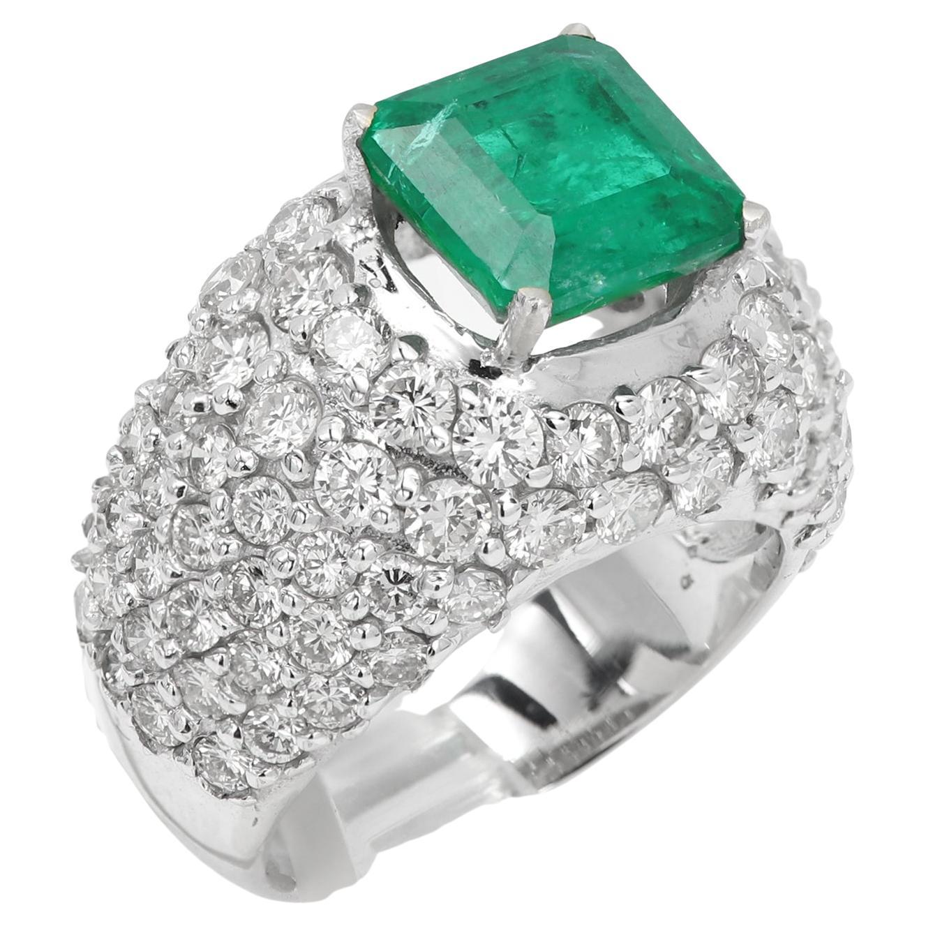 Bague fantaisie en émeraude Vintage By
Impressionnante bague de déclaration !
Émeraude de forme carrée enchâssée dans une grappe de diamants étincelants.
La taille de l'émeraude africaine naturelle est de 3,53 carats (6,5 X 6,2 mm). 
Très belle