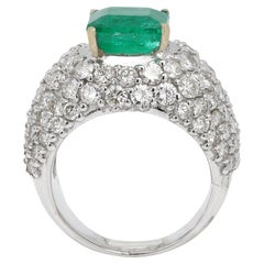 Quadratischer Smaragdring mit natürlichen Diamanten aus 18 Karat Weißgold