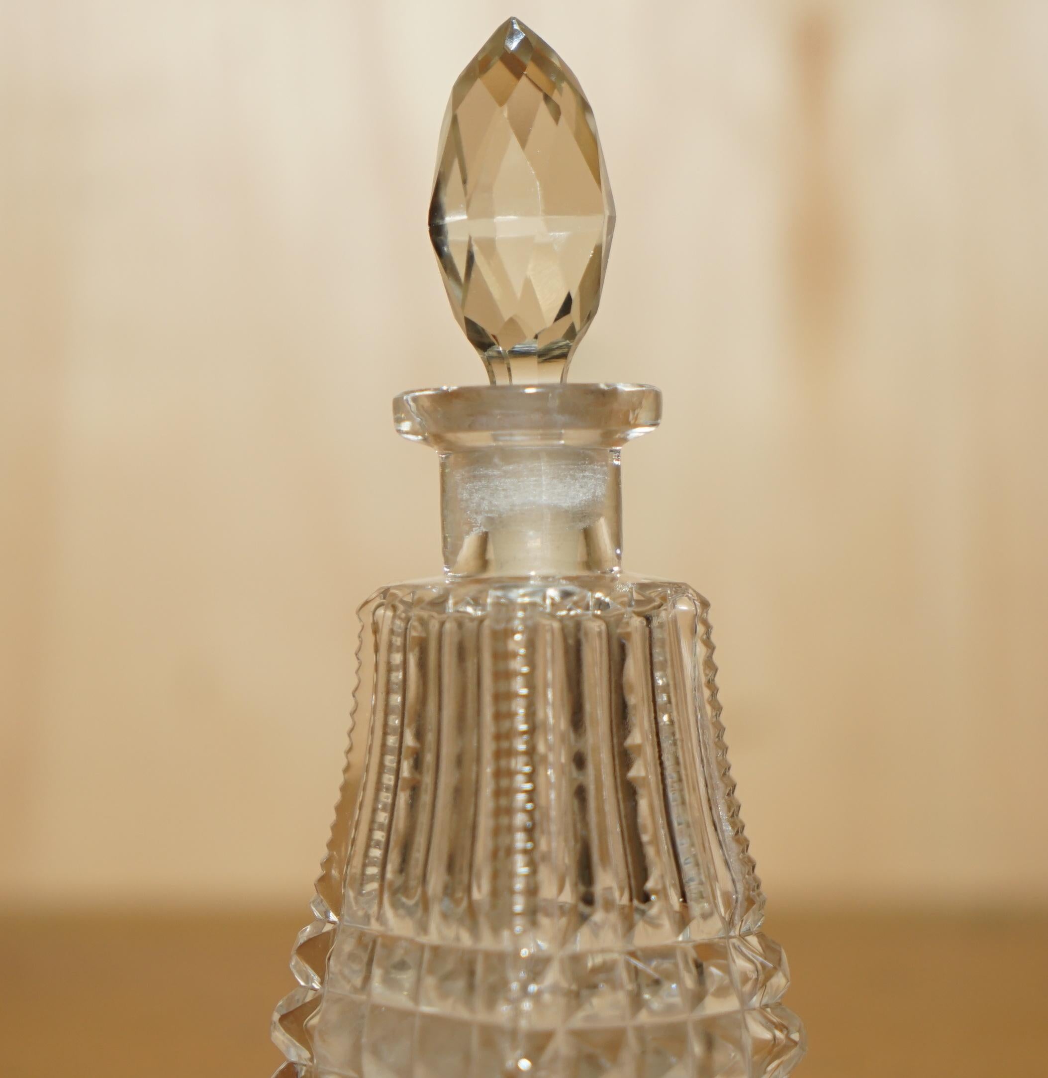 Royal House Antiques

The House Antiques est ravie d'offrir à la vente ce superbe flacon de parfum en cristal de verre taillé Art Déco, original, datant de 1920.

Le corps principal et le bouchon sont en cristal de verre fortement taillé, la