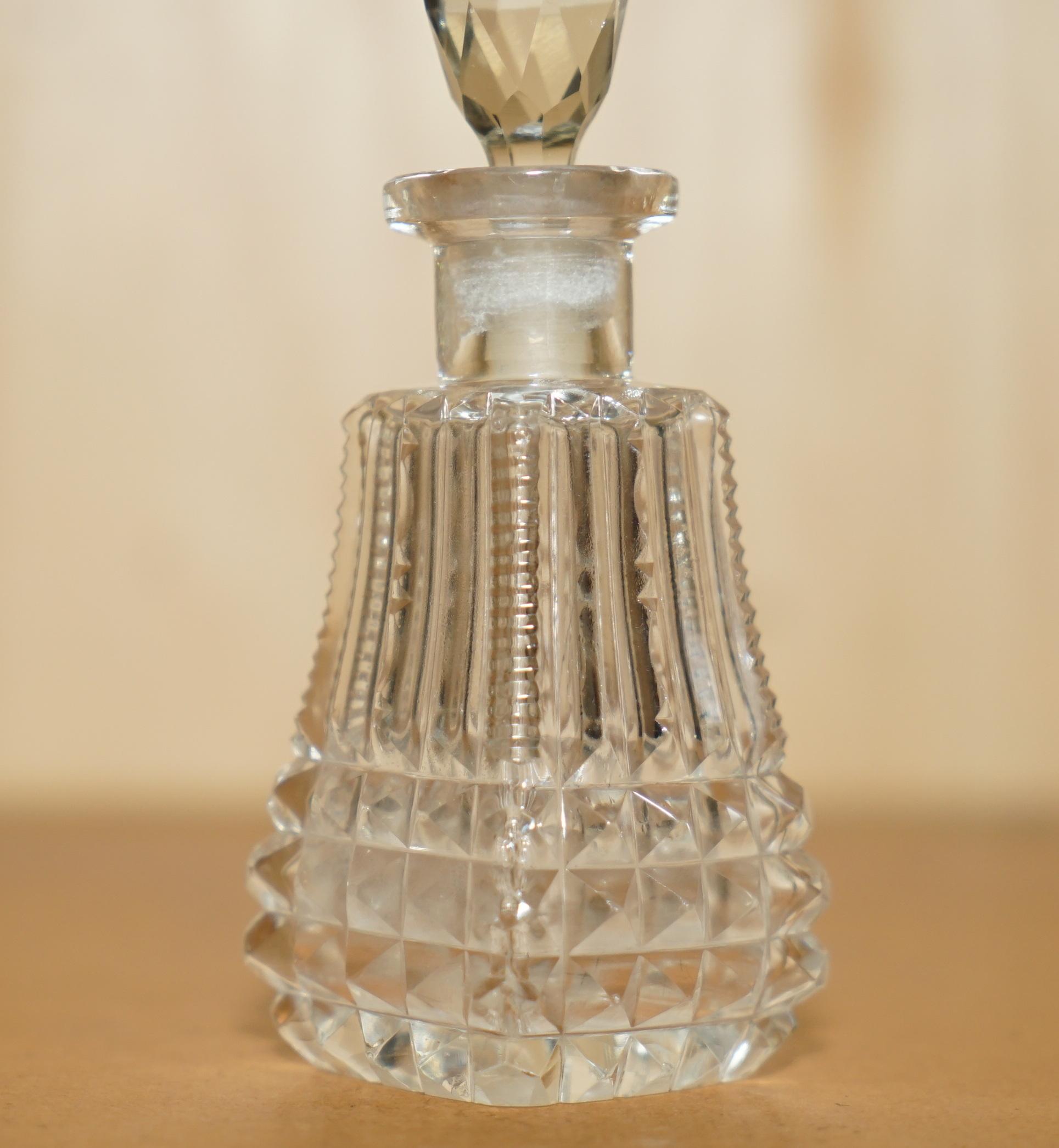 Art déco FANCY FINE ANTIQUE CUT GLASS CRYSTAL COLLECTABLE DRESSiNG TABLE PERFUME BOTTLE en vente