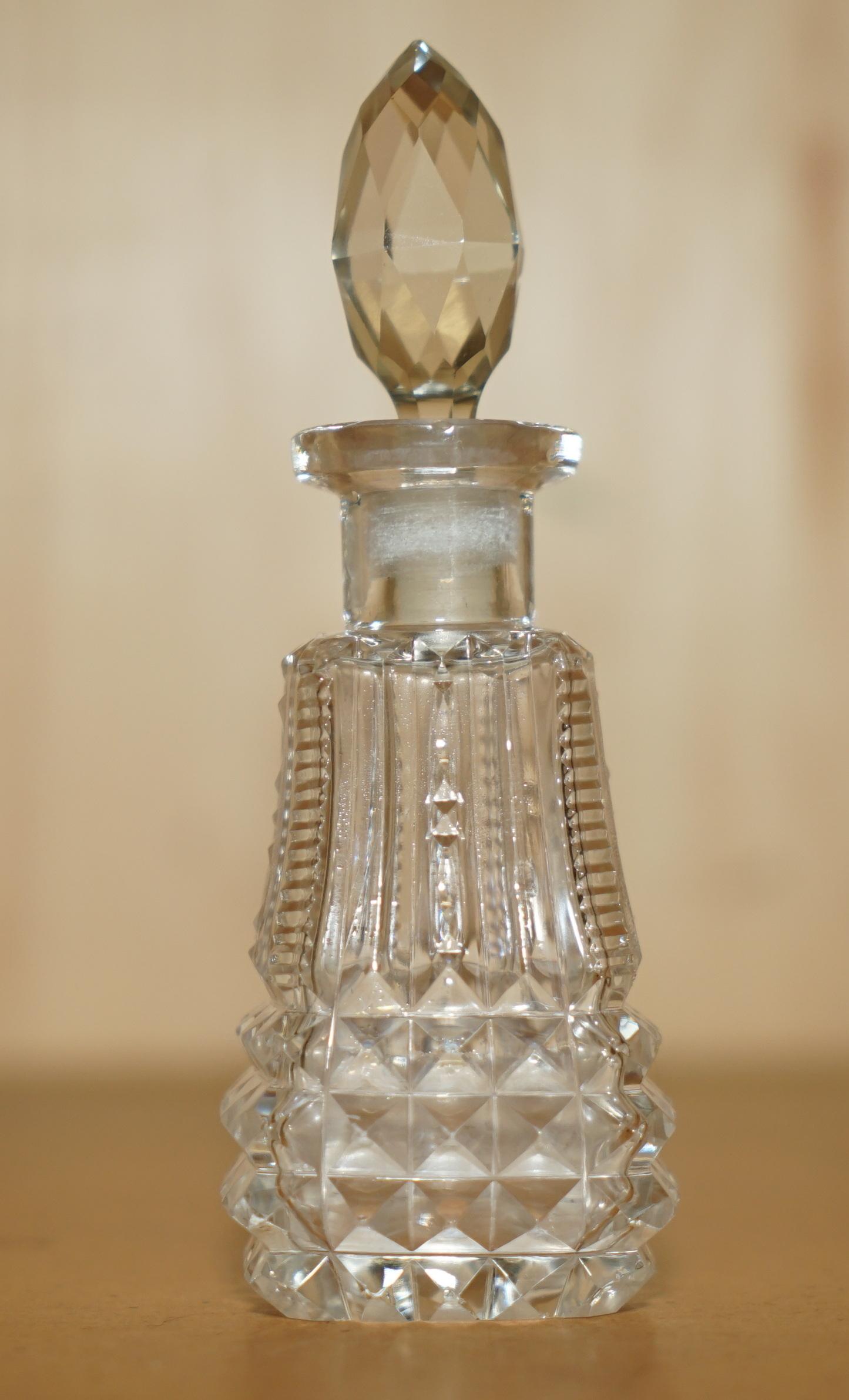 Anglais FANCY FINE ANTIQUE CUT GLASS CRYSTAL COLLECTABLE DRESSiNG TABLE PERFUME BOTTLE en vente