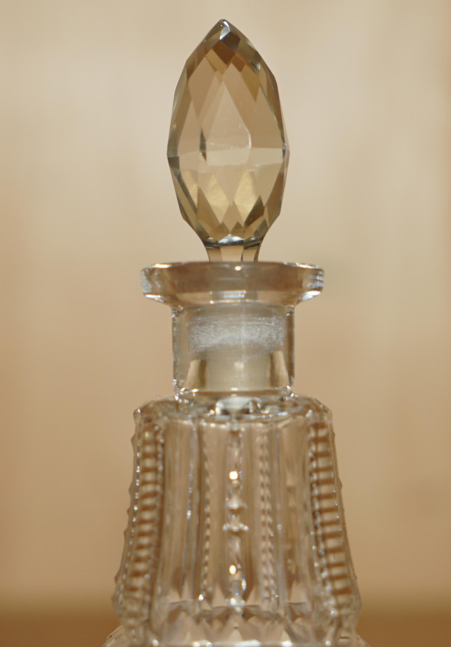 Fait main FANCY FINE ANTIQUE CUT GLASS CRYSTAL COLLECTABLE DRESSiNG TABLE PERFUME BOTTLE en vente
