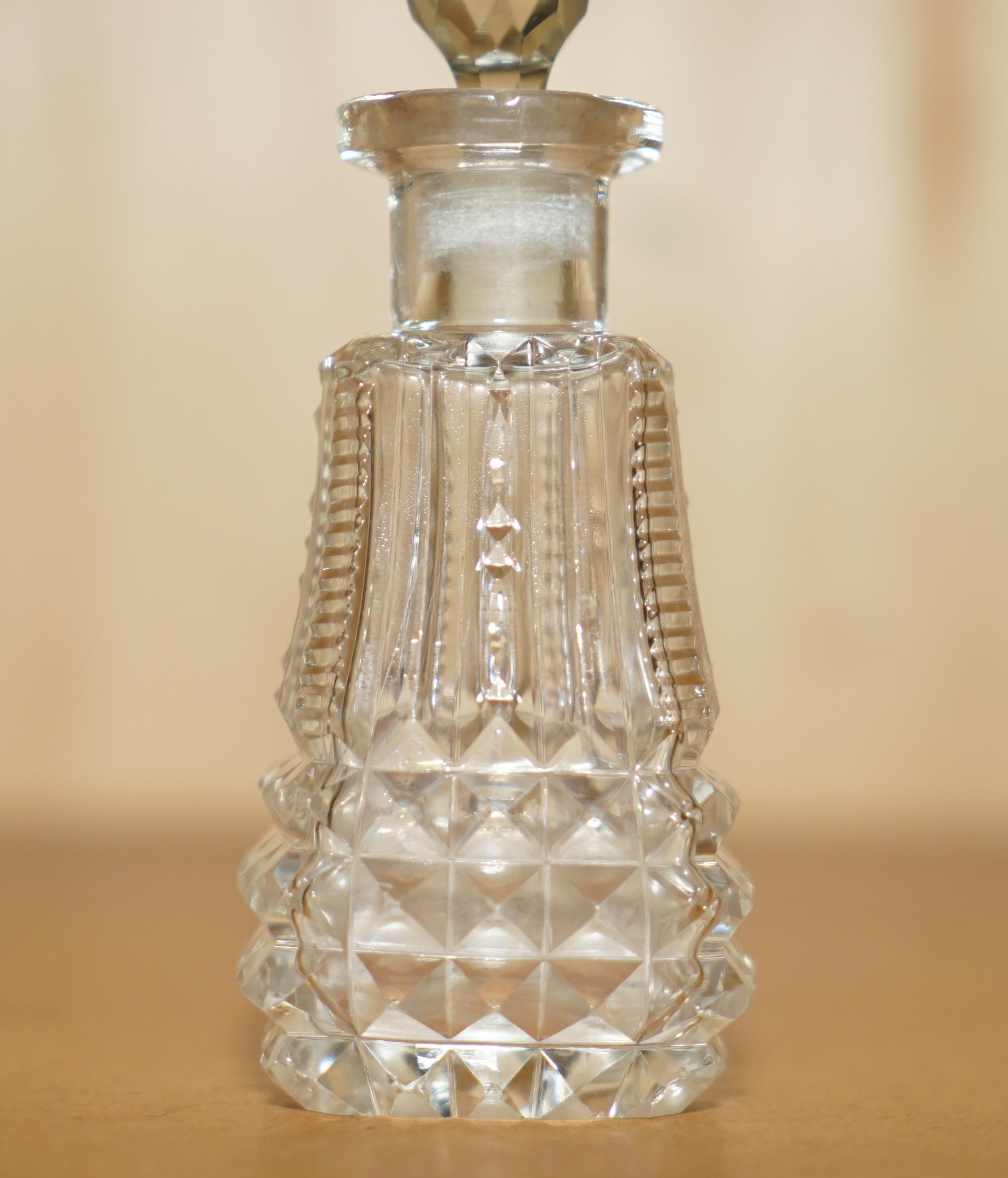 FANCY FINE ANTIQUE CUT GLASS CRYSTAL COLLECTABLE DRESSiNG TABLE PERFUME BOTTLE Bon état - En vente à West Sussex, Pulborough
