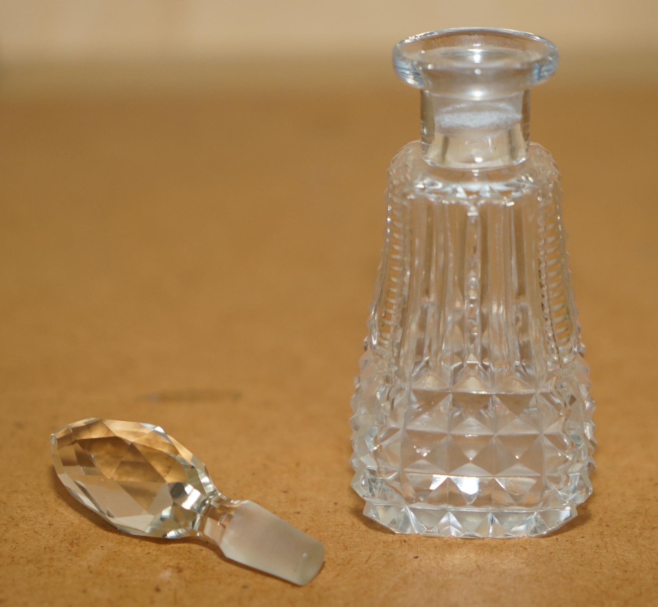 Début du 20ème siècle FANCY FINE ANTIQUE CUT GLASS CRYSTAL COLLECTABLE DRESSiNG TABLE PERFUME BOTTLE en vente