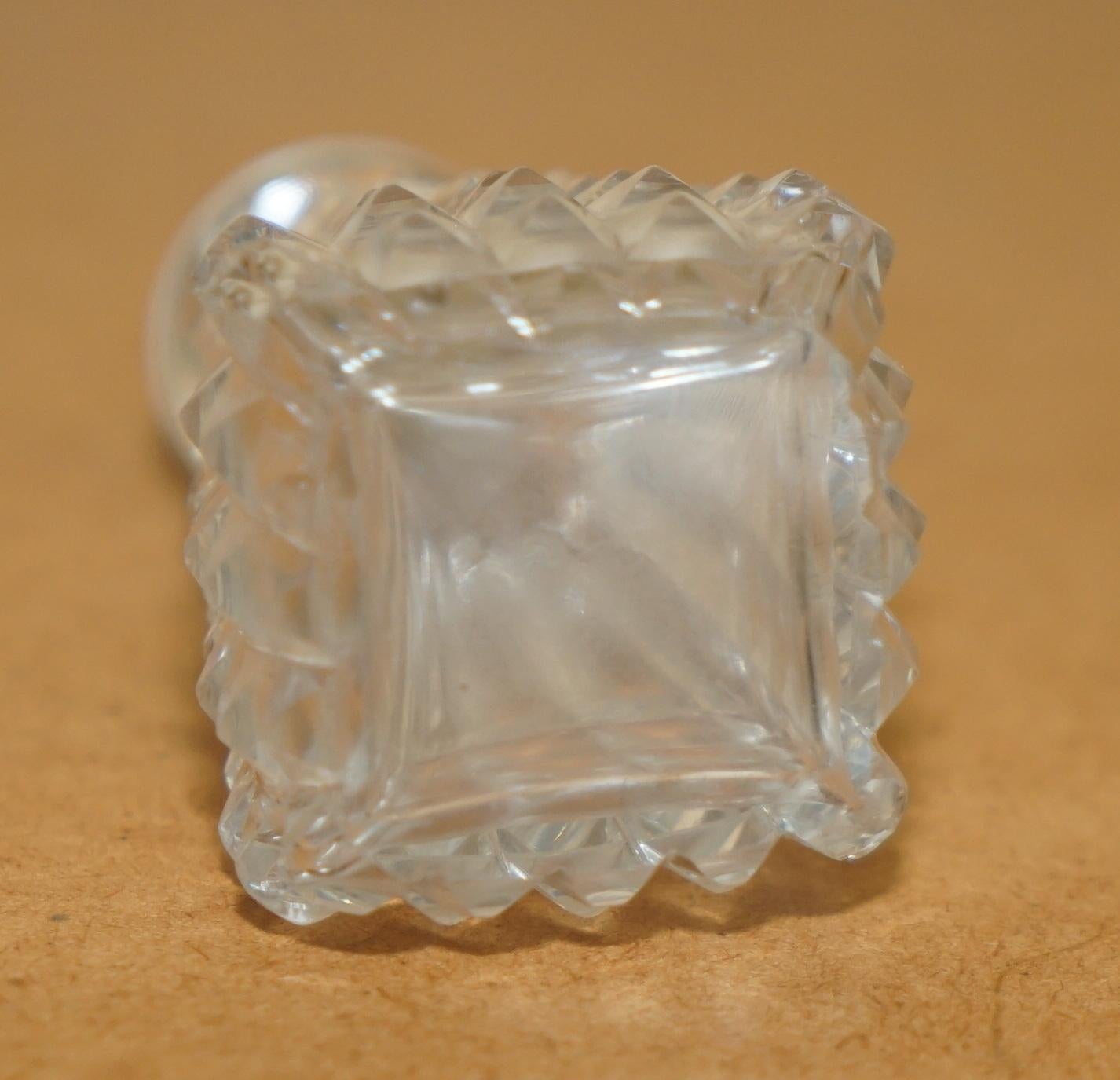 Verre FANCY FINE ANTIQUE CUT GLASS CRYSTAL COLLECTABLE DRESSiNG TABLE PERFUME BOTTLE en vente