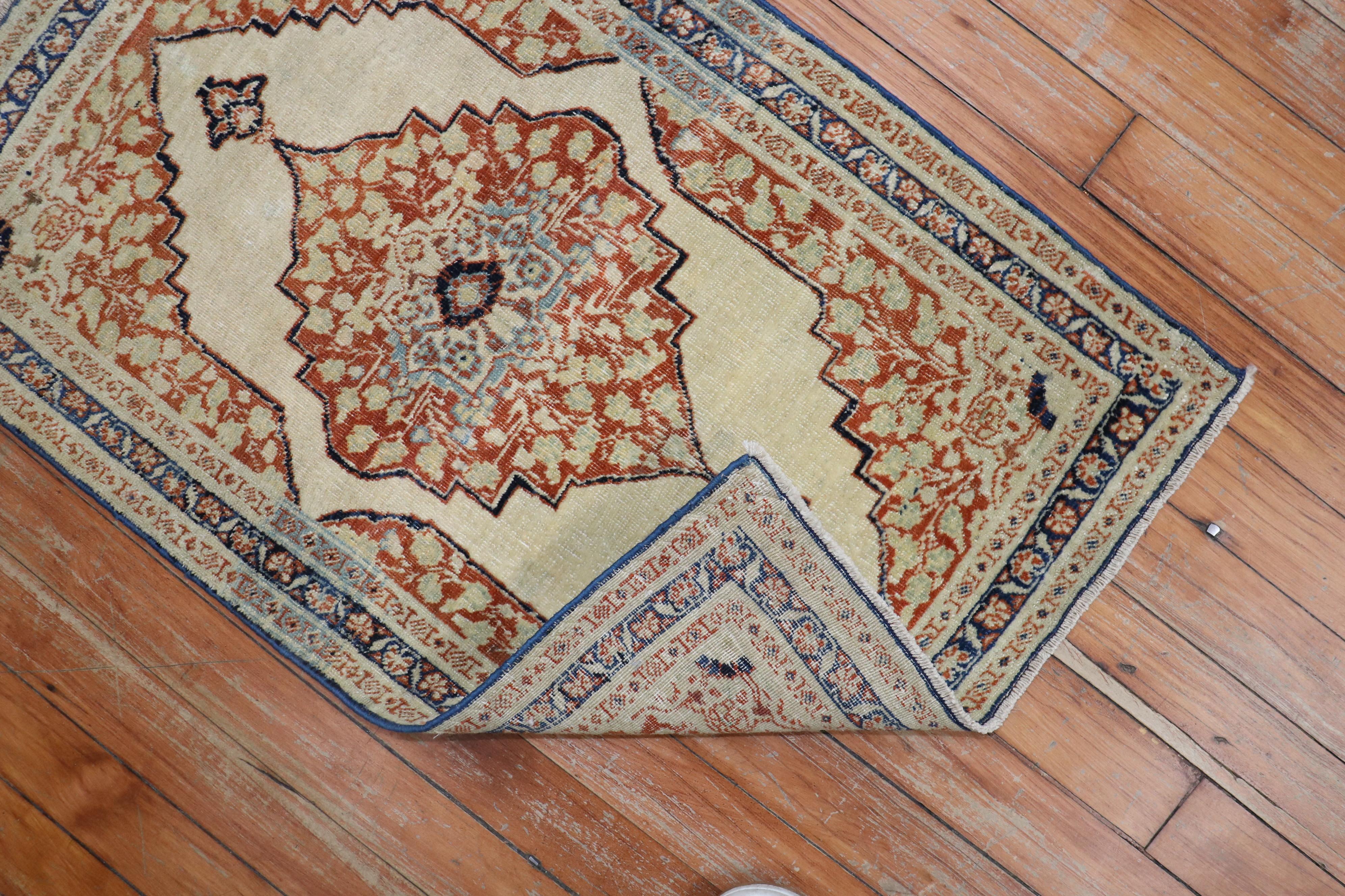 Ein bemerkenswerter Teppich aus Täbris, gewebt in der Werkstatt von Hadji Jalili in der Stadt Täbris. Die vorherrschenden Farben sind Lachs, Orange, Creme und Blau. Die Webart, die Verarbeitung und die Qualität des Teppichs sind superfein. Für den