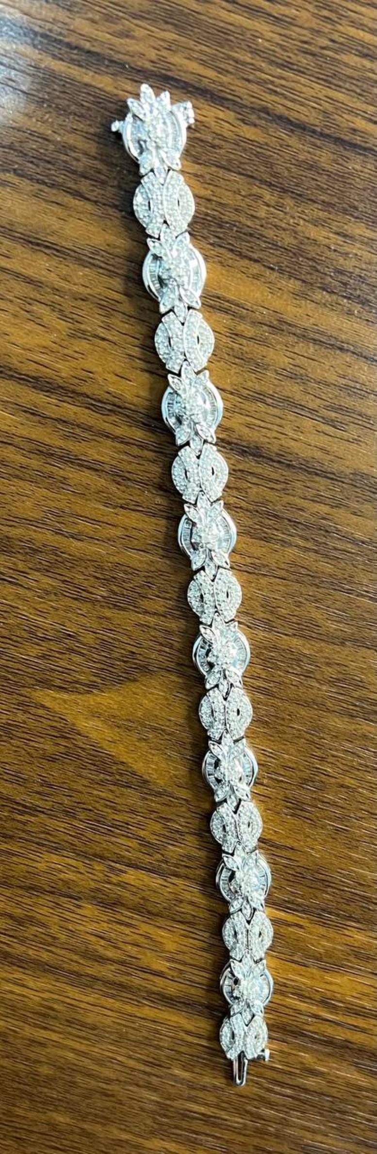 Taille mixte Bracelet fantaisie à maillons uniques en or blanc 14 carats avec diamants pavés en vente