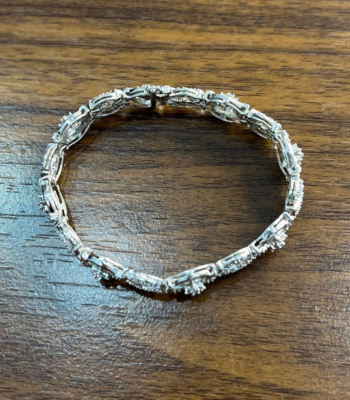 Bracelet fantaisie à maillons uniques en or blanc 14 carats avec diamants pavés Neuf - En vente à Oakton, VA