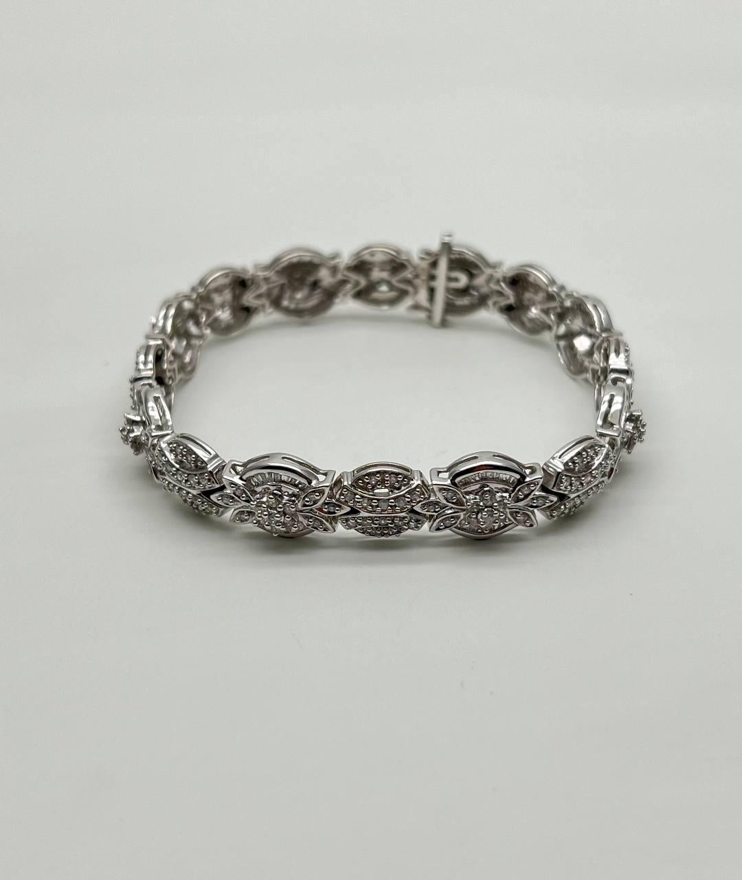 Bracelet fantaisie à maillons uniques en or blanc 14 carats avec diamants pavés Pour femmes en vente