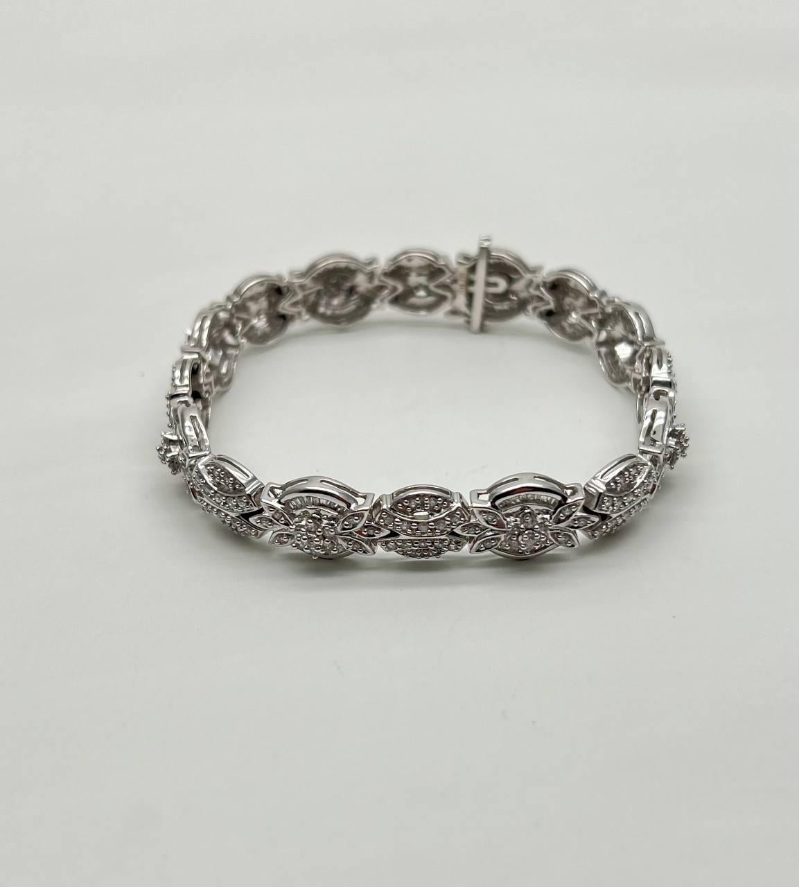 Bracelet fantaisie à maillons uniques en or blanc 14 carats avec diamants pavés en vente 1