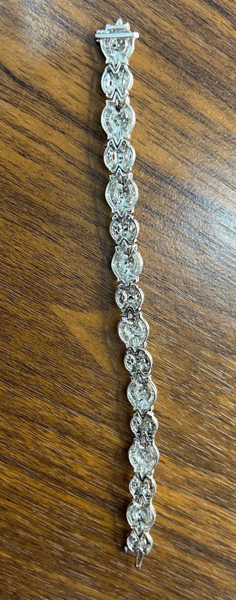Bracelet fantaisie à maillons uniques en or blanc 14 carats avec diamants pavés en vente 2