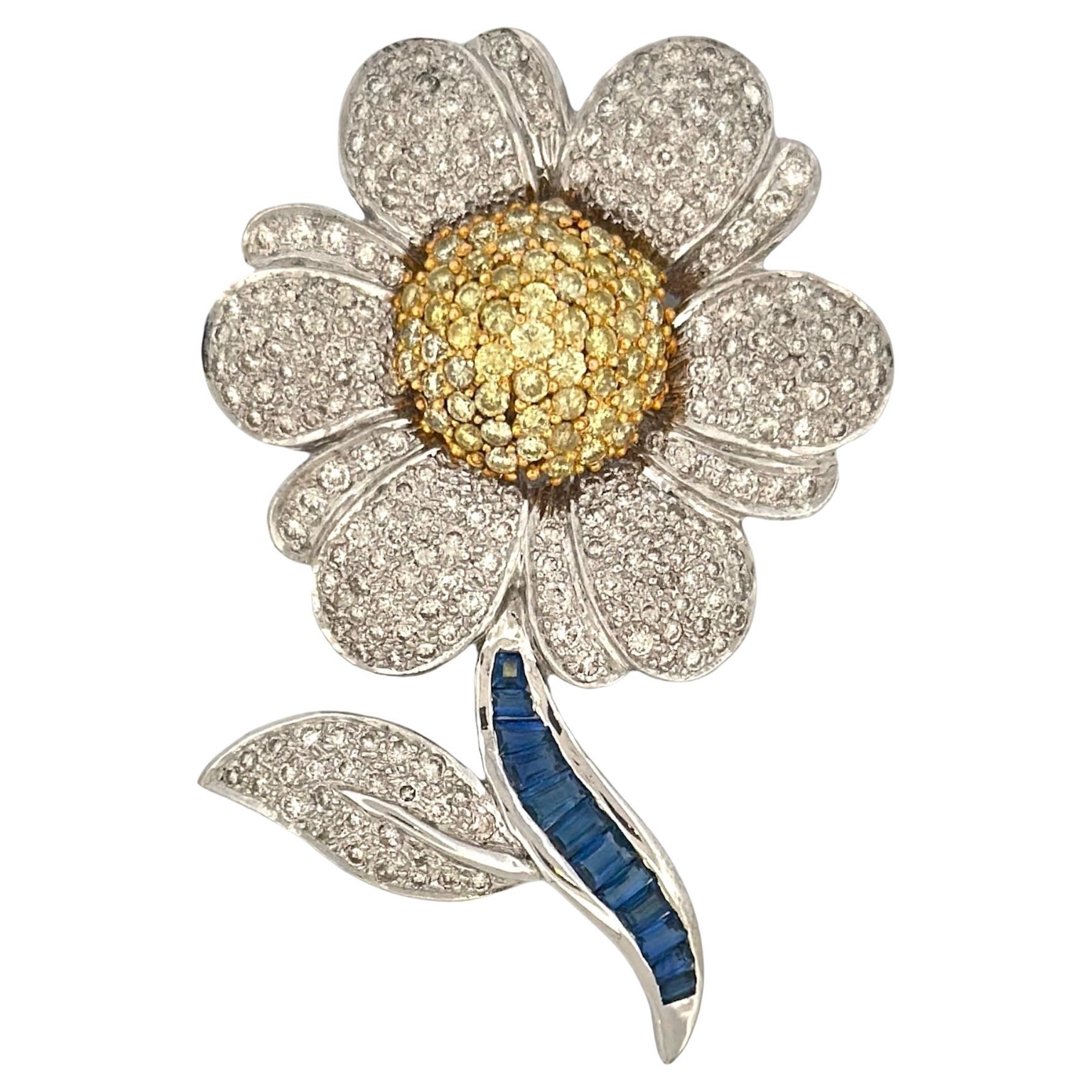 Brosche in Blumenform mit Diamanten im Fancy-Stil