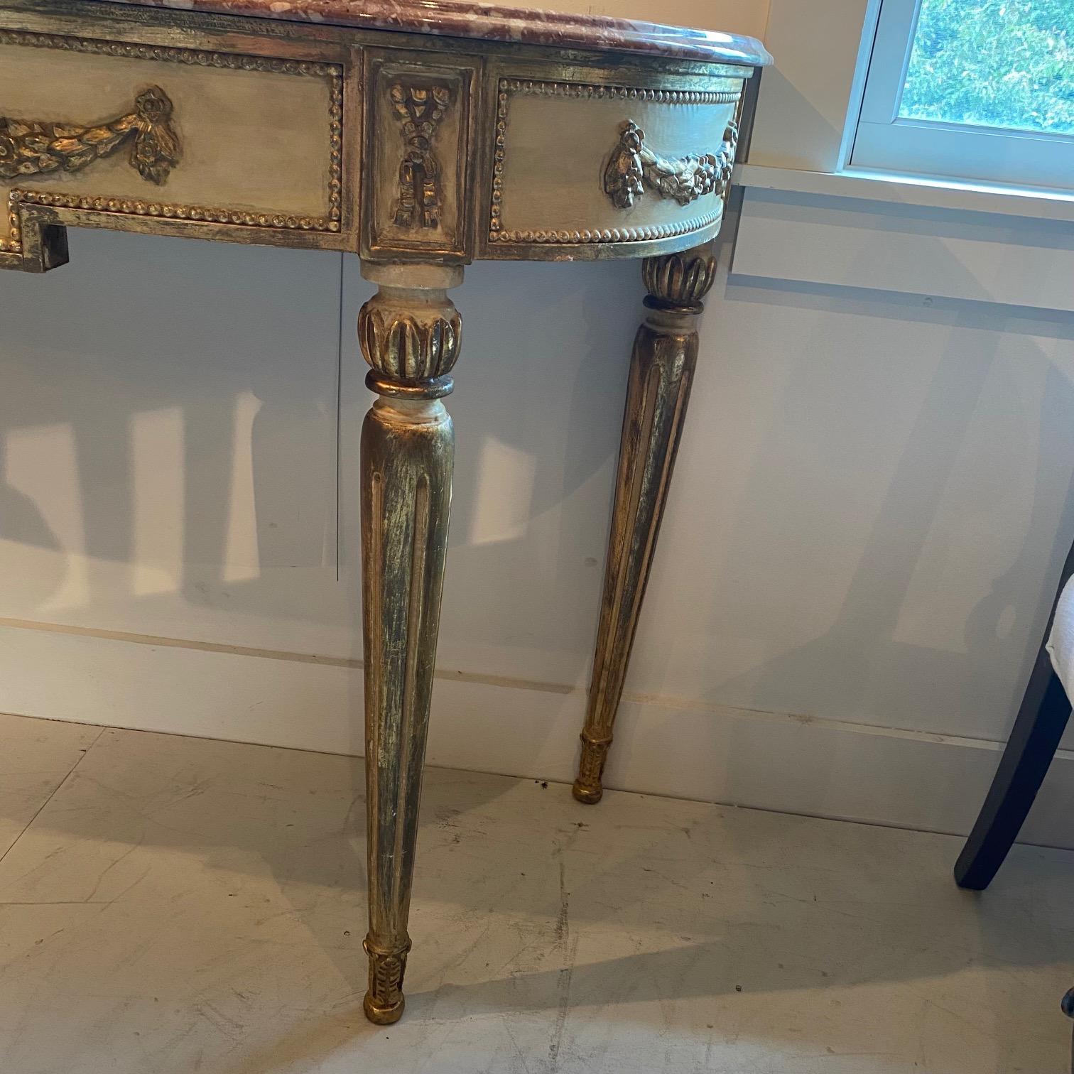 Français Table console demi-lune française de style Louis XVI en bois doré et plateau en marbre en vente