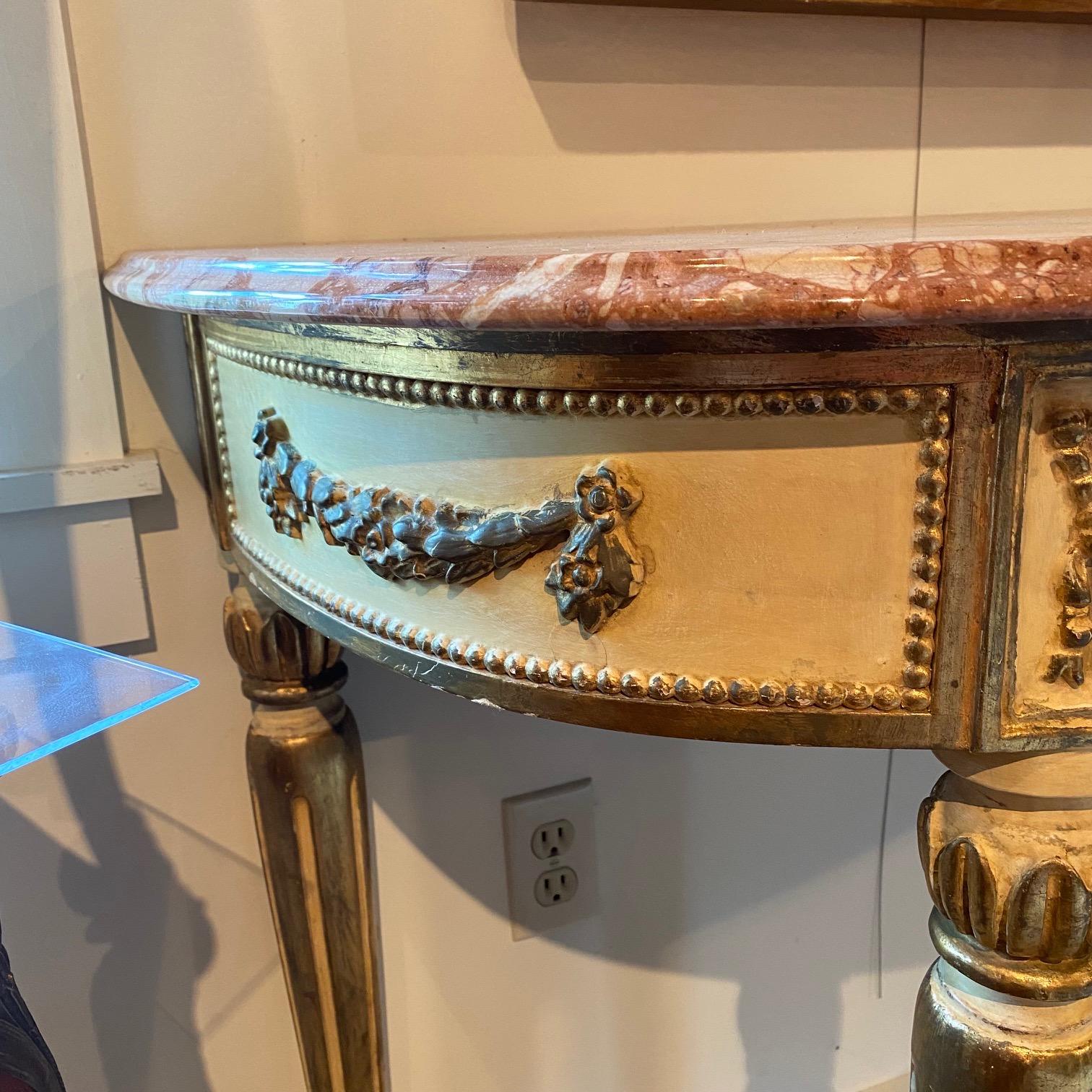 Table console demi-lune française de style Louis XVI en bois doré et plateau en marbre en vente 1