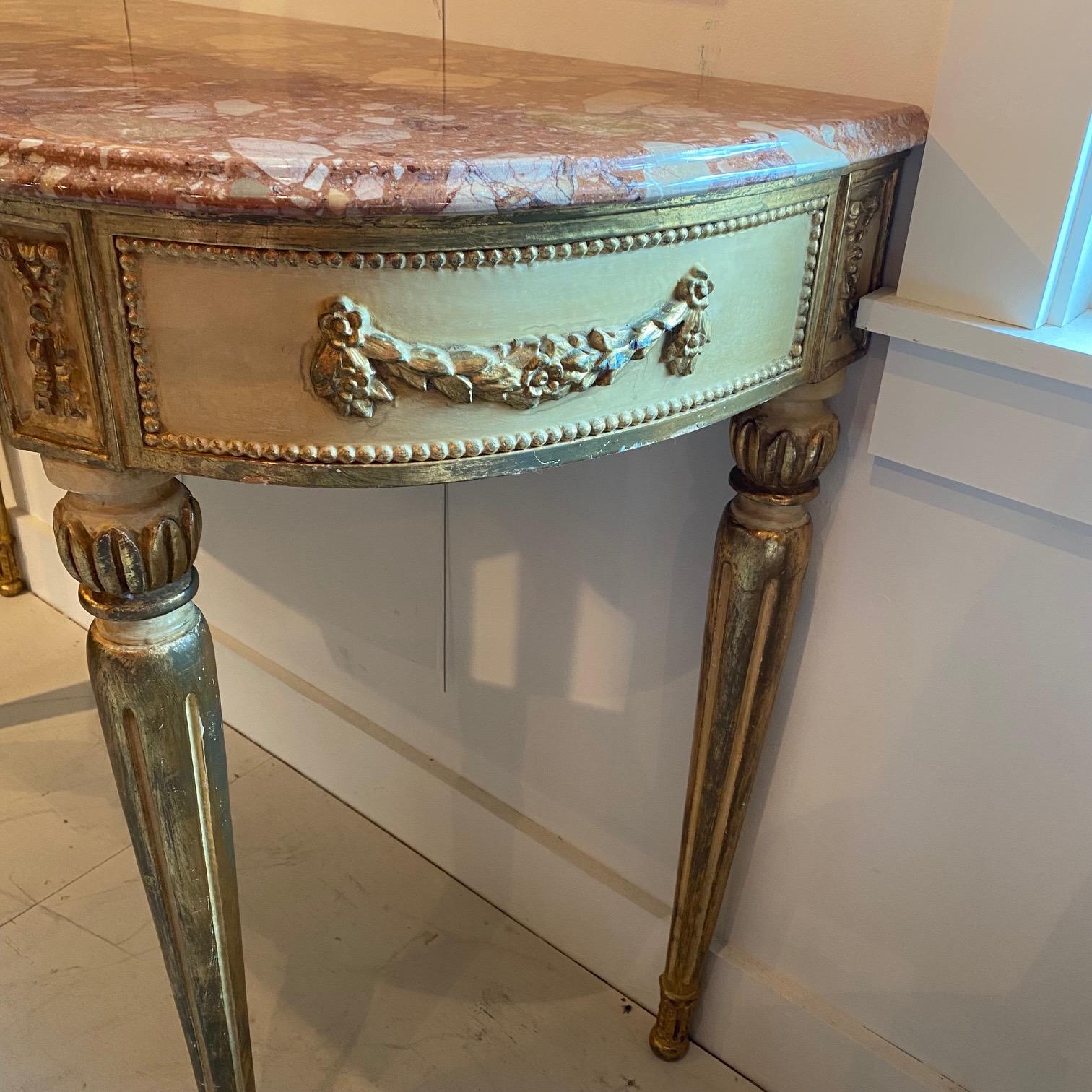 Table console demi-lune française de style Louis XVI en bois doré et plateau en marbre en vente 2