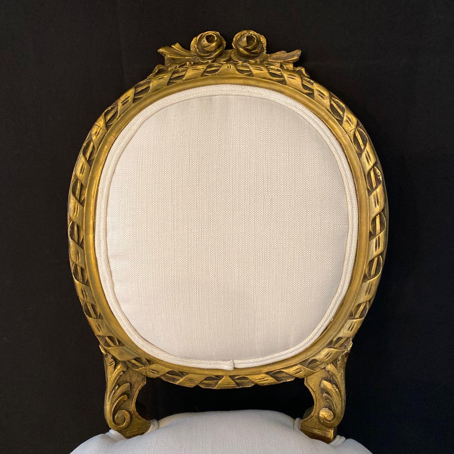 Fancy Französisch Louis XVI Stil geschnitzt & gemalt Bergere Giltwood Stühle  im Zustand „Gut“ im Angebot in Hopewell, NJ