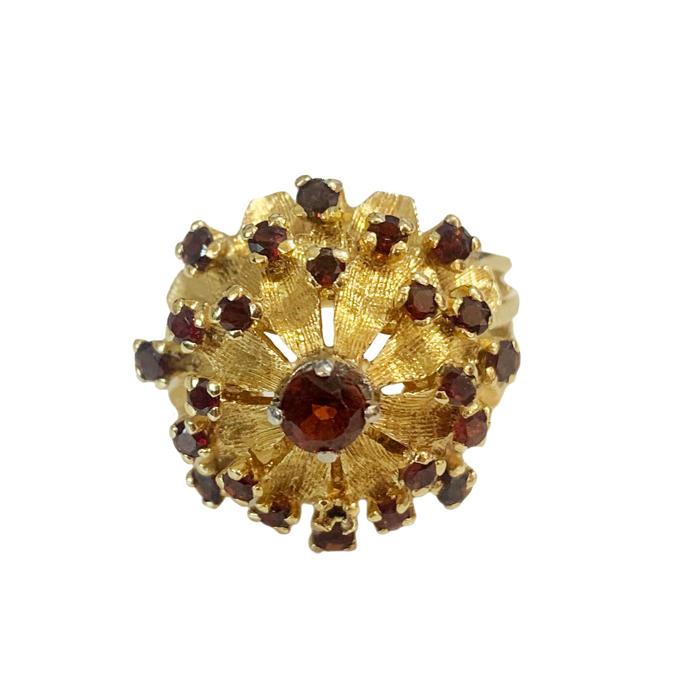 Fancy Garnet Ring in Yellow Gold In New Condition For Sale In New York, NY