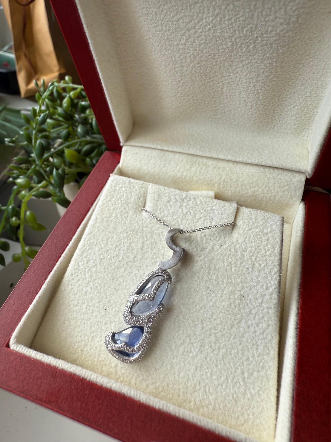 Ciondolo in oro fantasia con diamanti e zaffiri blu naturali grezzi in vendita 5
