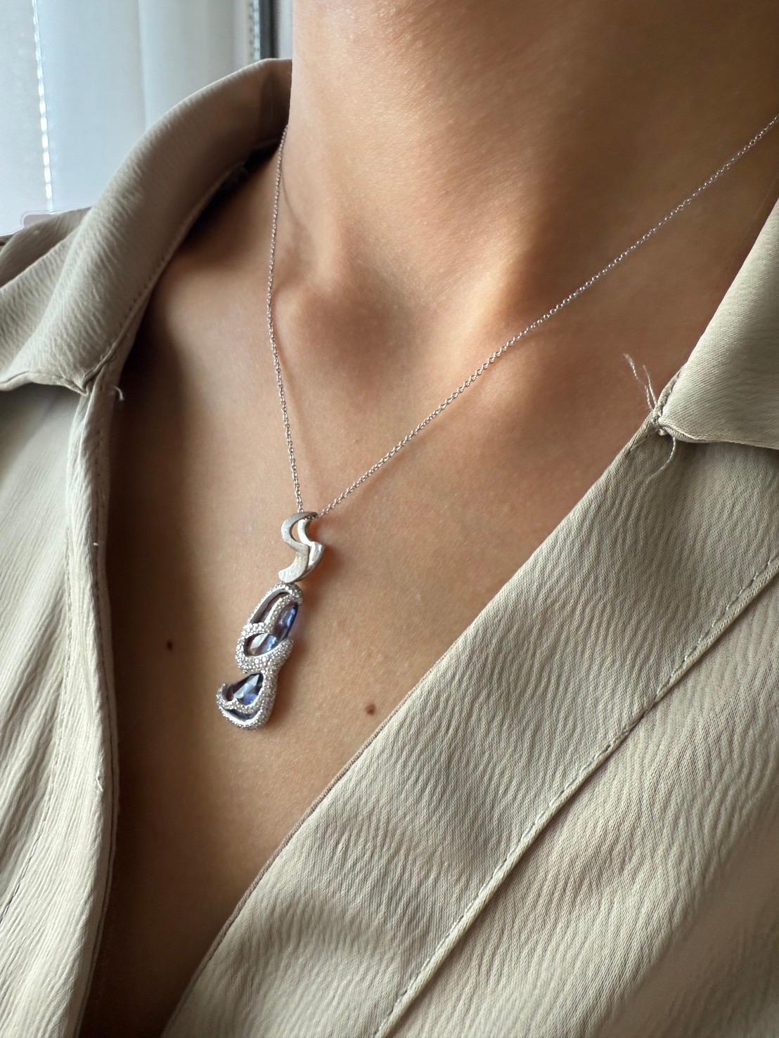 Ciondolo in oro fantasia con diamanti e zaffiri blu naturali grezzi in vendita 11