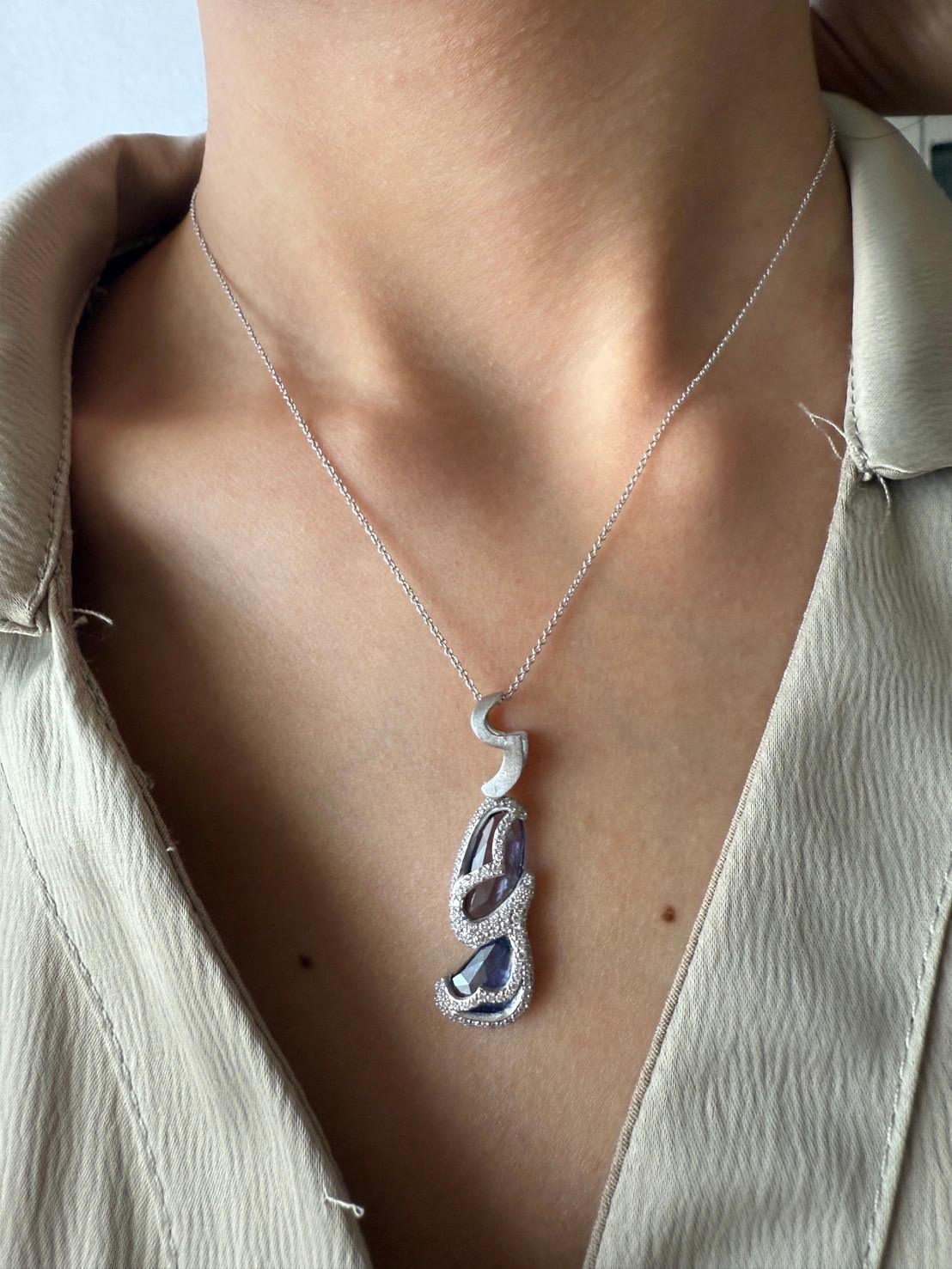 Ciondolo in oro fantasia con diamanti e zaffiri blu naturali grezzi in vendita 13