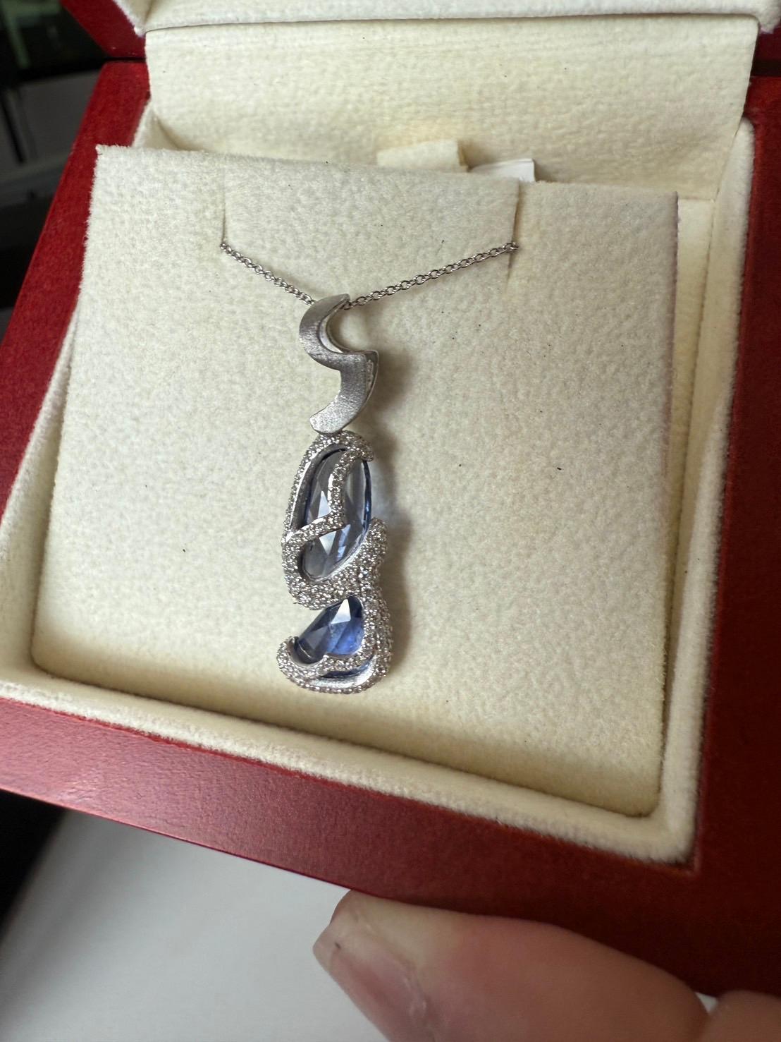 da uomo o donna Ciondolo in oro fantasia con diamanti e zaffiri blu naturali grezzi in vendita