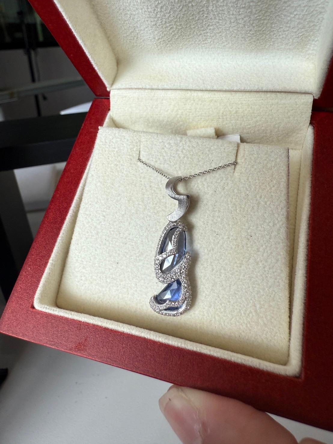 Ciondolo in oro fantasia con diamanti e zaffiri blu naturali grezzi in vendita 1
