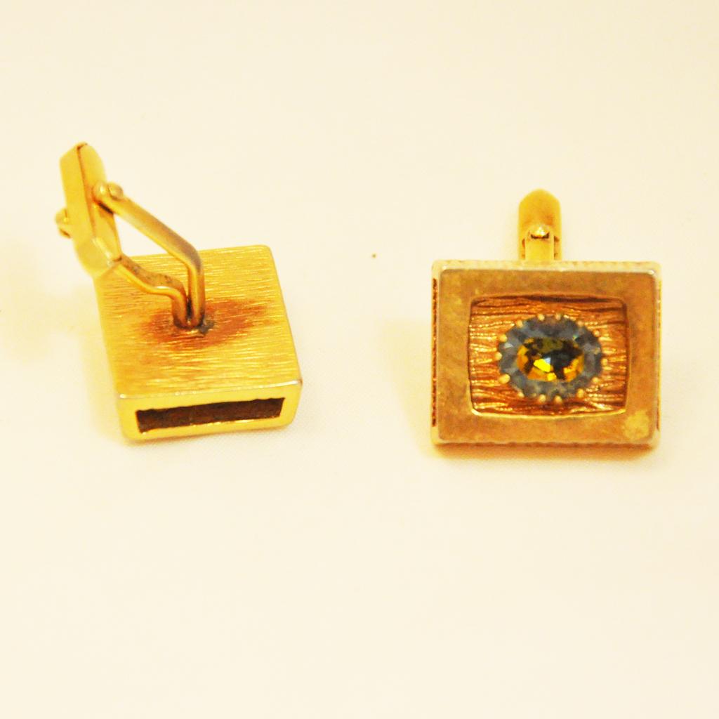 Fancy goldcoloured cufflinks of the sixties with colorful rhinestones

gold-coloured, rectangular cufflinks with coloured rhinestones.

Classic push-through closure, also suitable for double cuffs.

around 1965

The exciting design of this typical