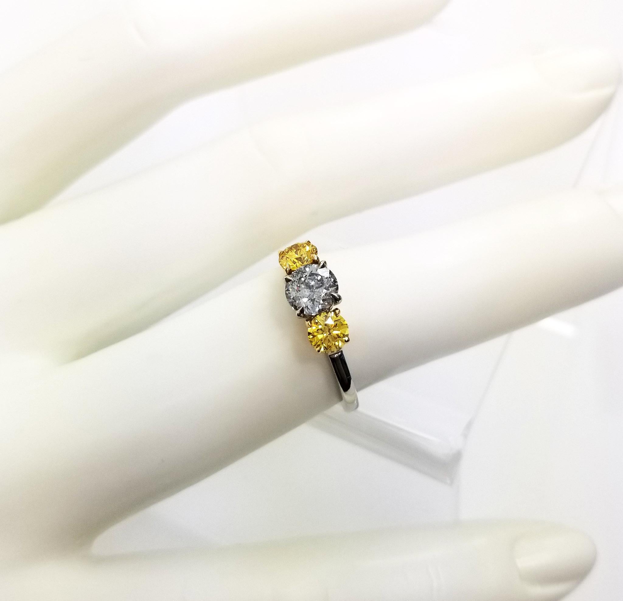 Verlobungsring aus Platin mit grau-blauen und leuchtend gelben Diamanten, GIA im Angebot 5