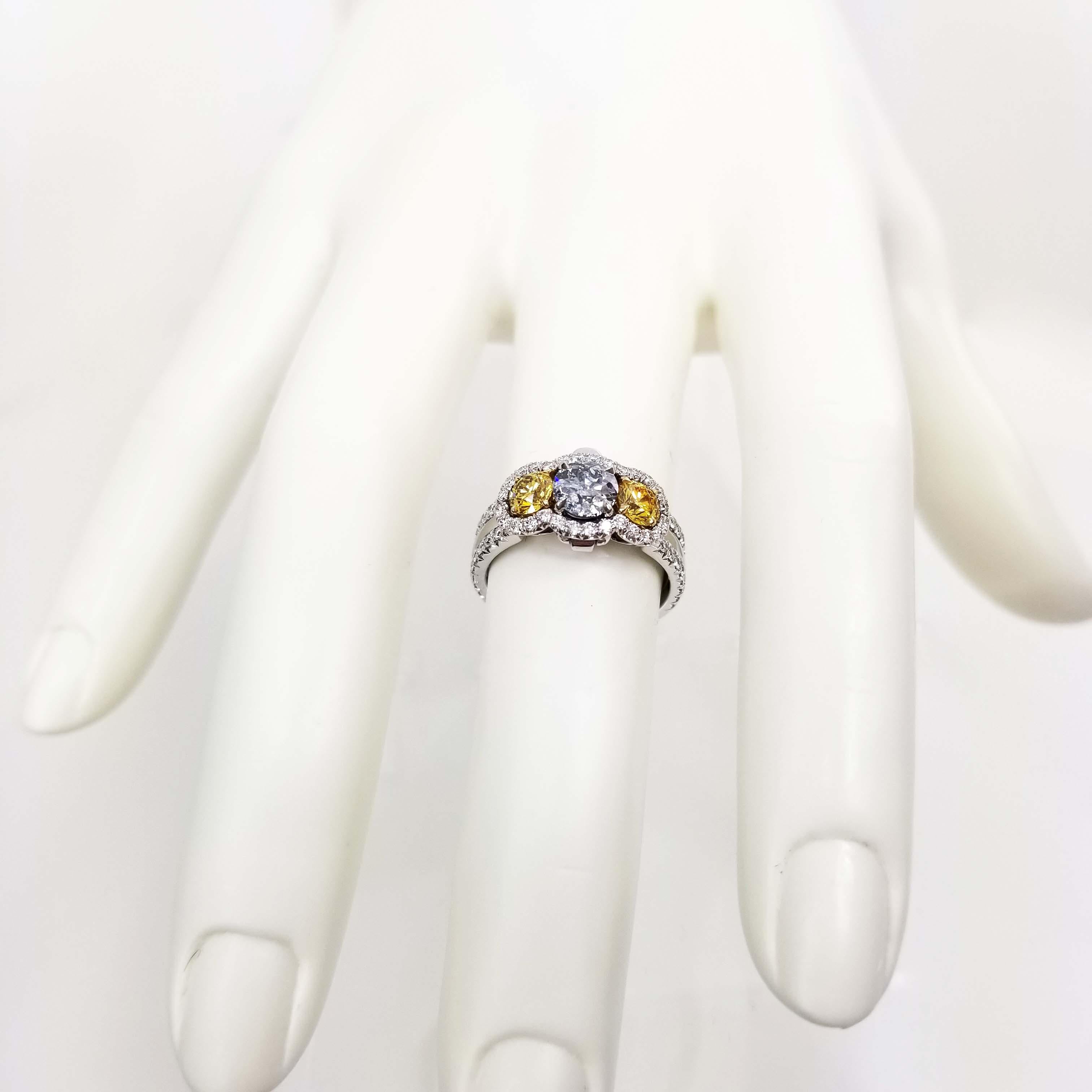 Verlobungsring aus Platin mit grau-blauen und leuchtend gelben Diamanten, GIA Damen im Angebot