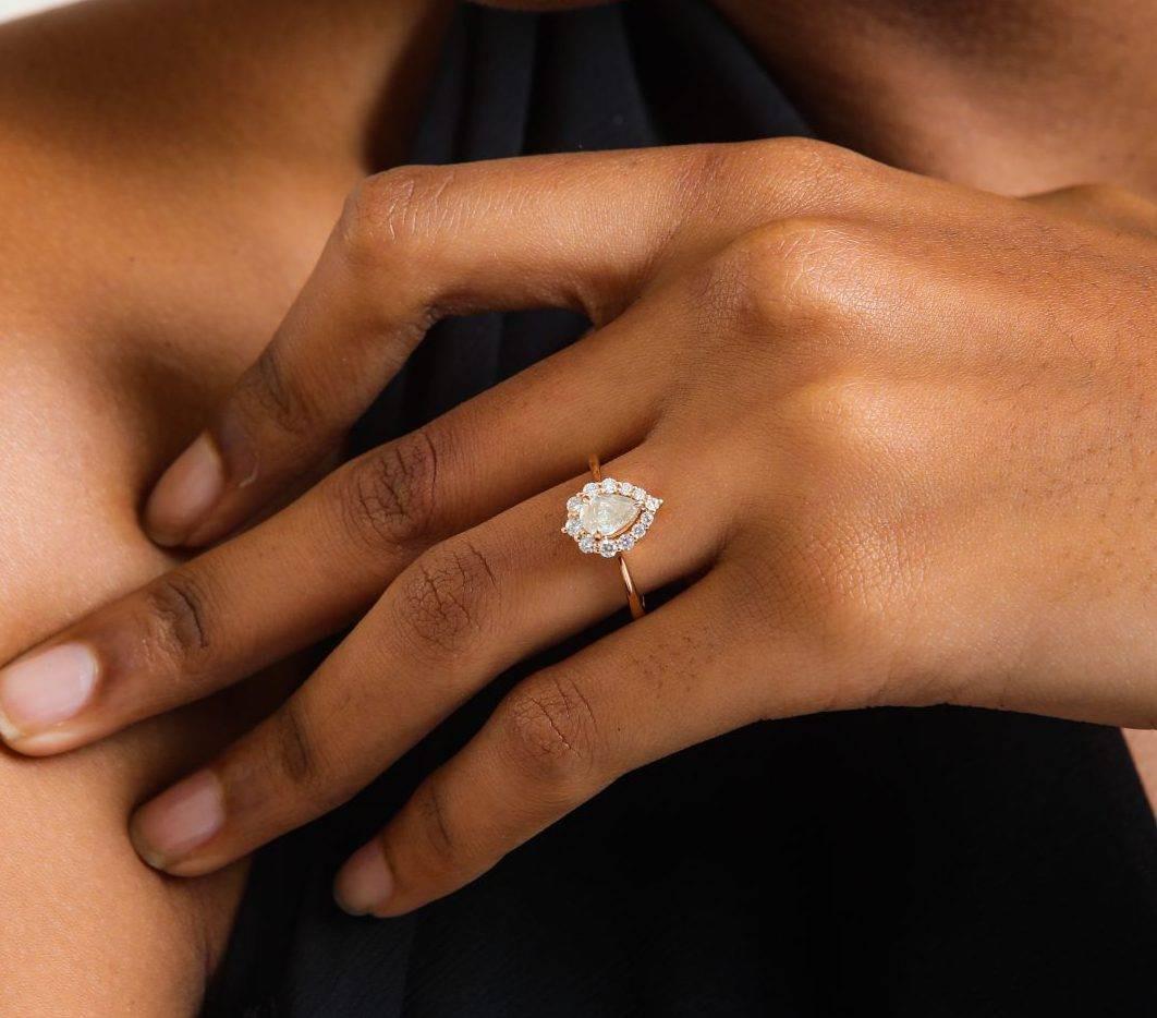 Detalles del producto :

- Por encargo

- Oro Kt: 14kt

- Colores de oro disponibles: Oro rosa, Oro amarillo, Oro blanco

- 0,30ct Diamante Redondo Natural Lateral

- 0,72ct Diamante pera gris fantasía natural  Claridad

- Color-Claridad del