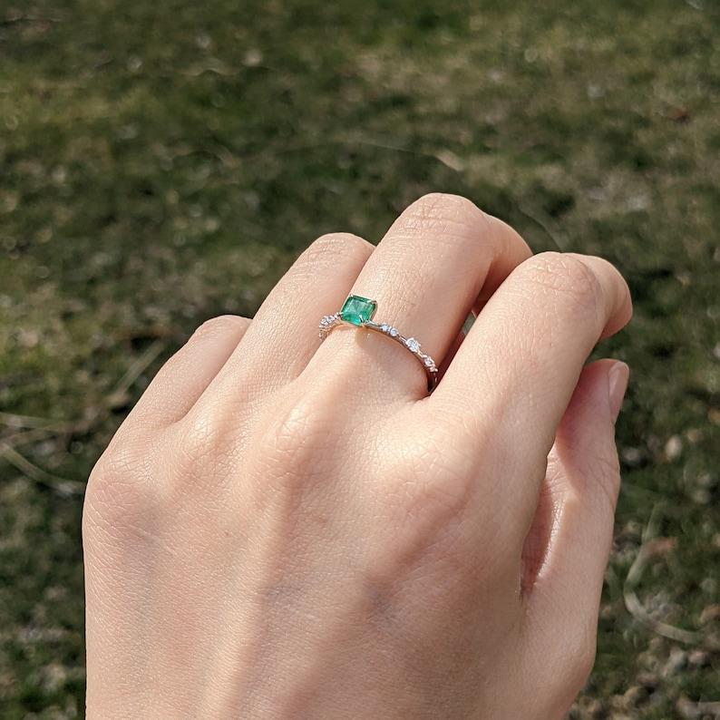 Bague Asscher 4 mm avec émeraude verte fantaisie et diamants extraits de la terre en or massif 14 carats en vente 4