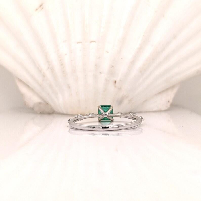 Taille Asscher Bague Asscher 4 mm avec émeraude verte fantaisie et diamants extraits de la terre en or massif 14 carats en vente