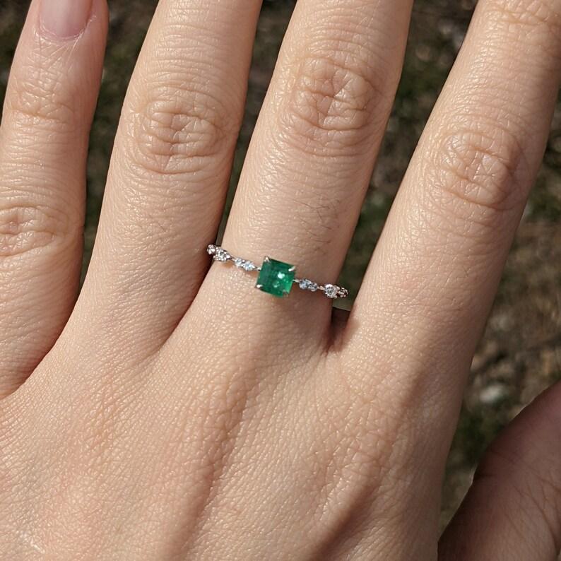 Bague Asscher 4 mm avec émeraude verte fantaisie et diamants extraits de la terre en or massif 14 carats en vente 1