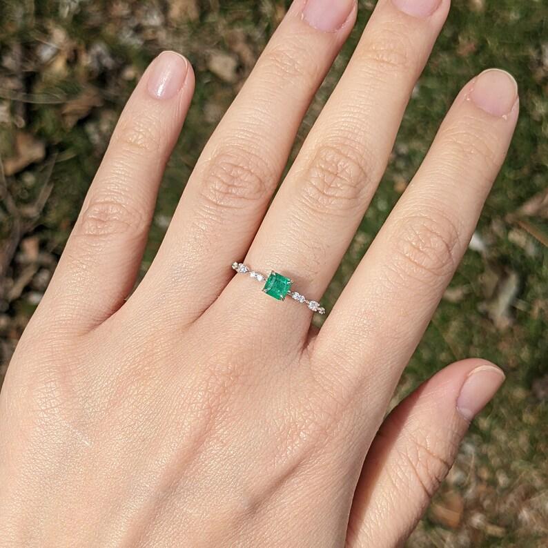 Bague Asscher 4 mm avec émeraude verte fantaisie et diamants extraits de la terre en or massif 14 carats en vente 2