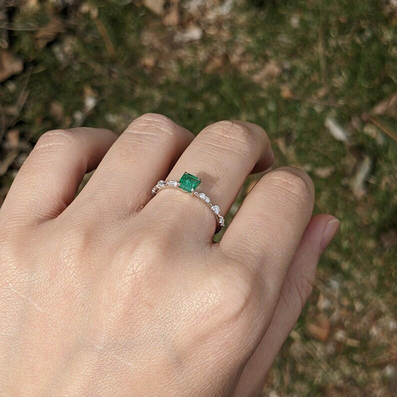 Bague Asscher 4 mm avec émeraude verte fantaisie et diamants extraits de la terre en or massif 14 carats en vente 3