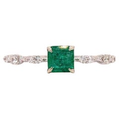Bague fantaisie émeraude verte avec accents de diamants naturels en or blanc massif 14k