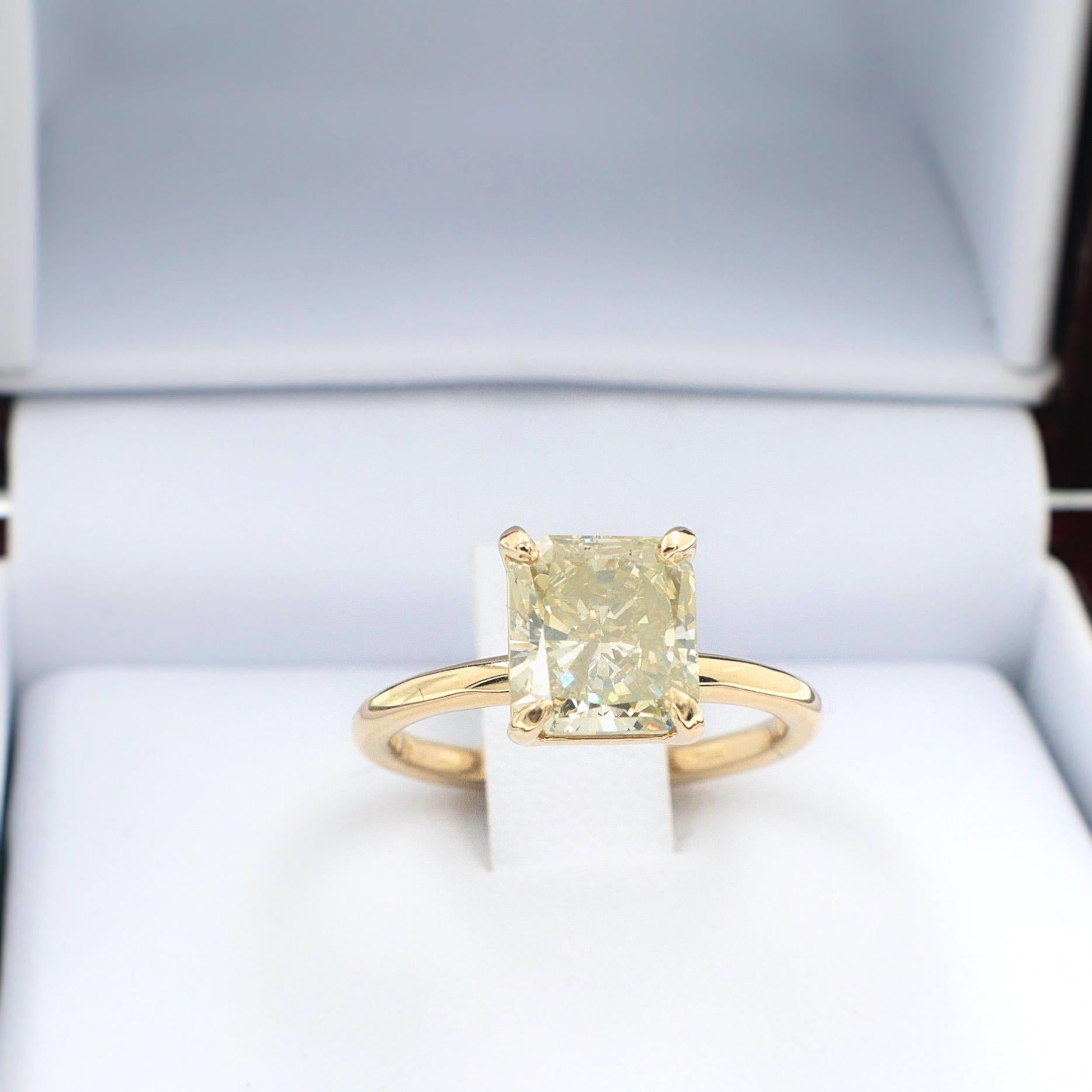 Fancy Greyish Yellow Radiant Cut 2.10 Carat Diamond Solitaire Ring 14 Karat EGL For Sale 1